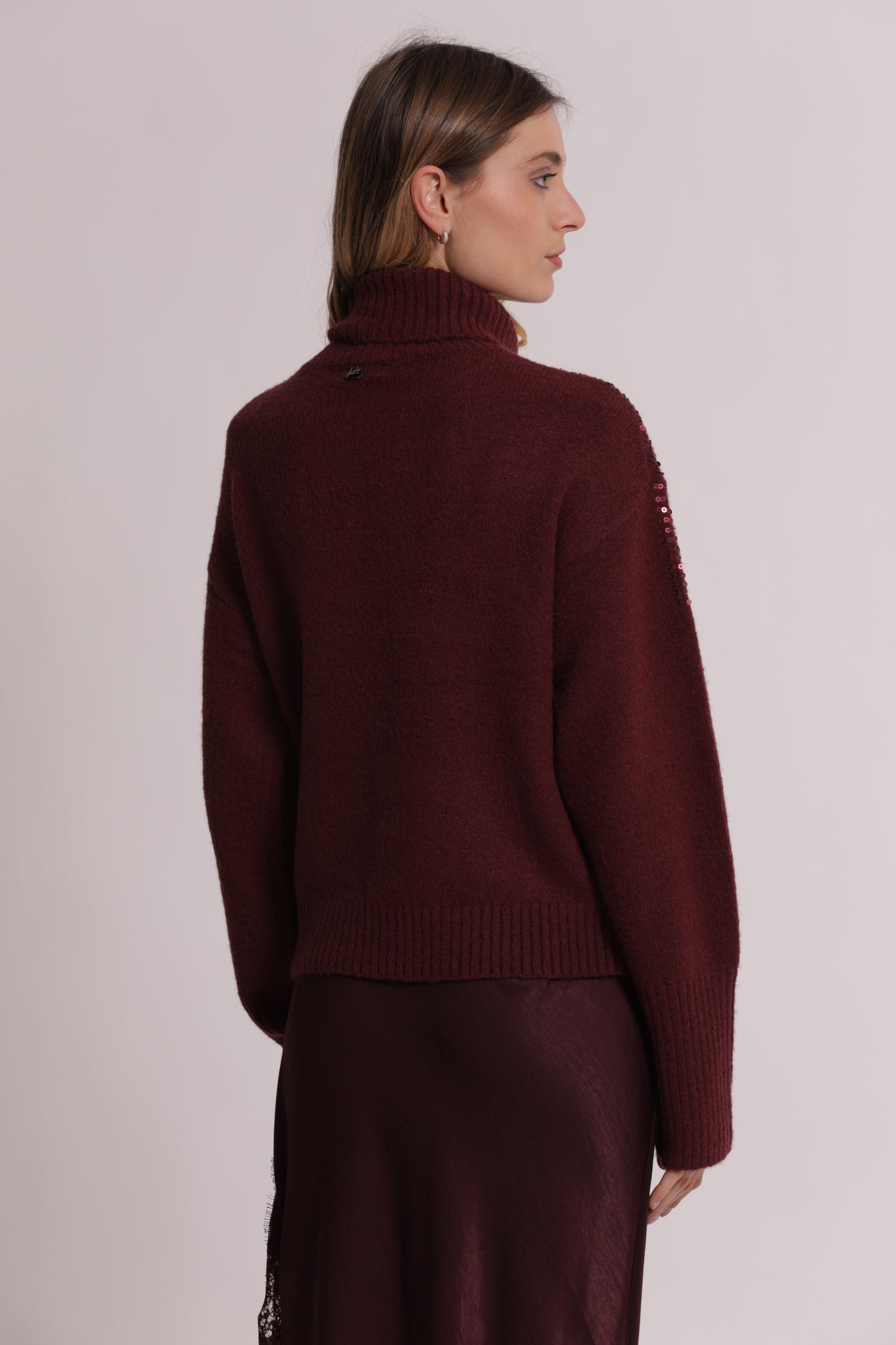 MAGLIA COLLO ALTO CON CASCATE DI PAILLETTES