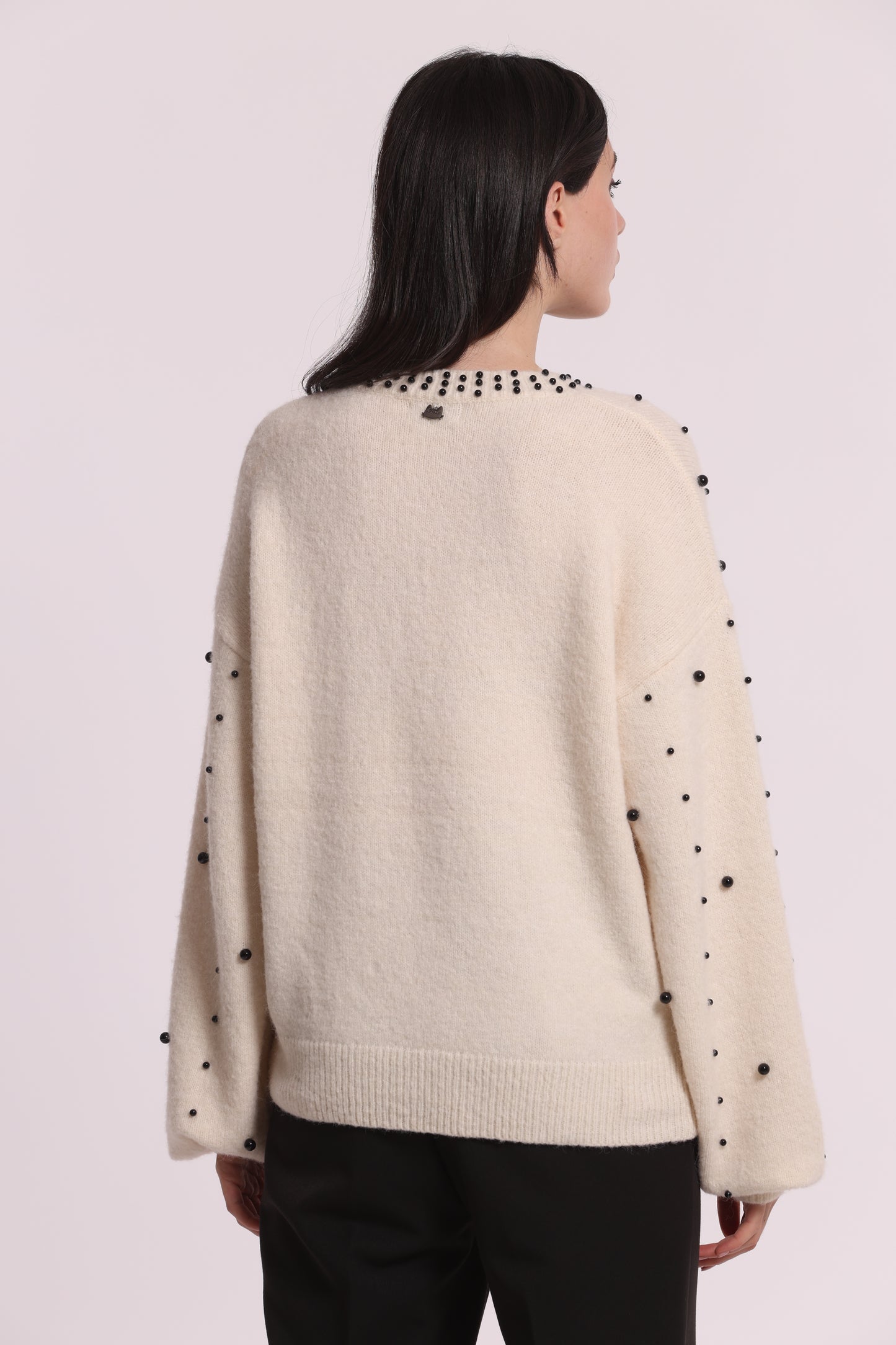 MAGLIA SCOLLO TONDO CON PERLE