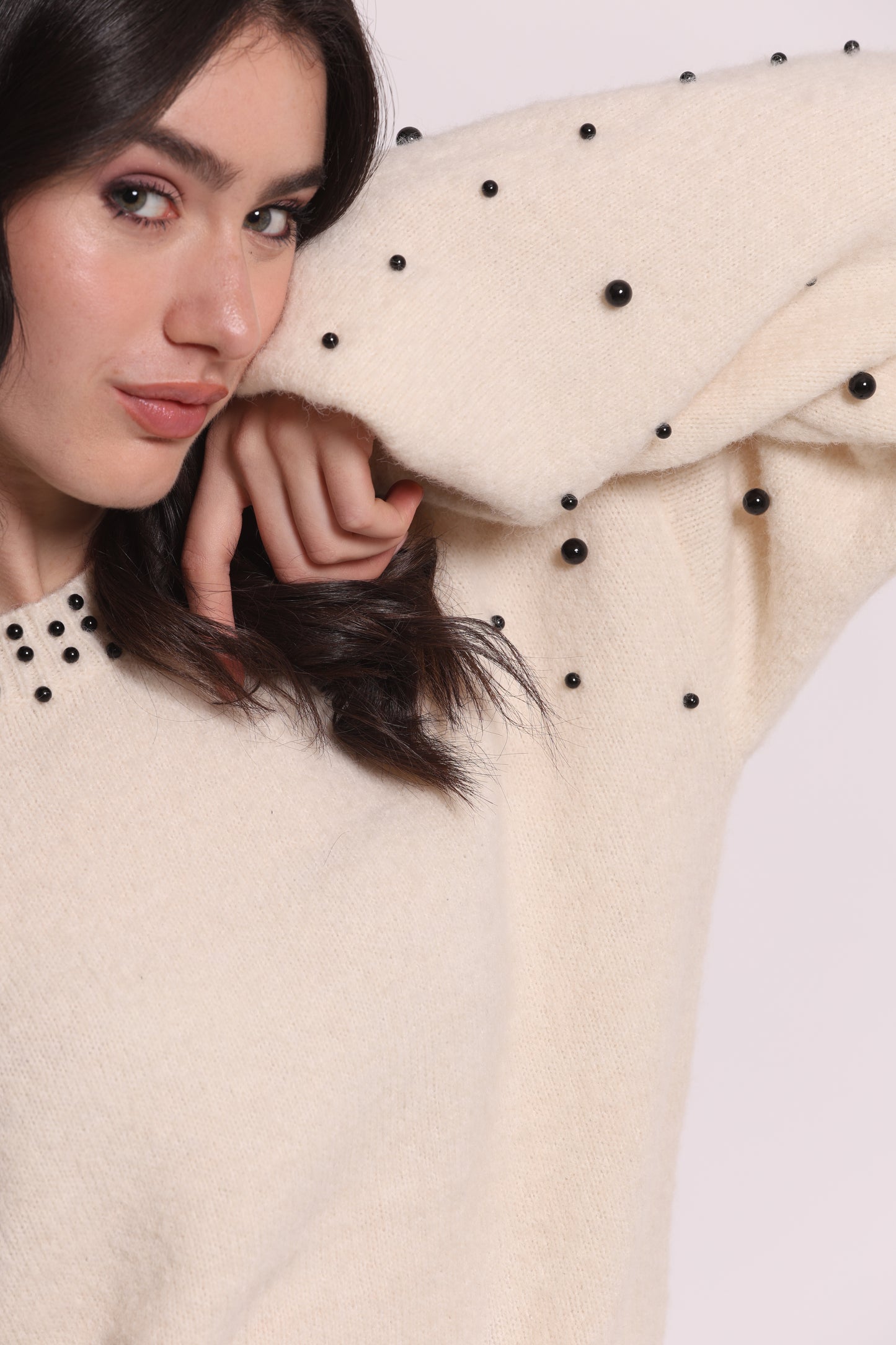 MAGLIA SCOLLO TONDO CON PERLE