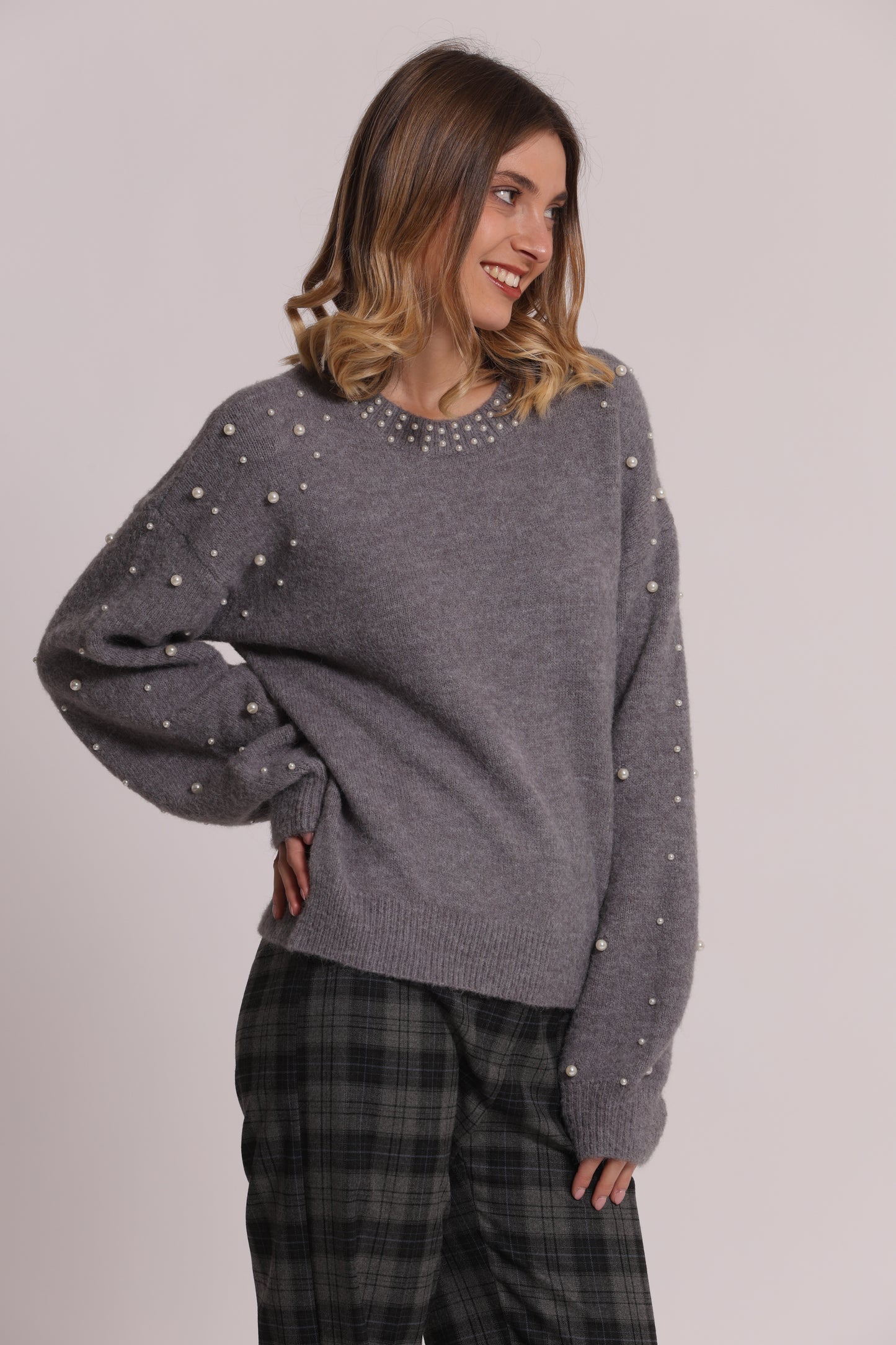 MAGLIA SCOLLO TONDO CON PERLE