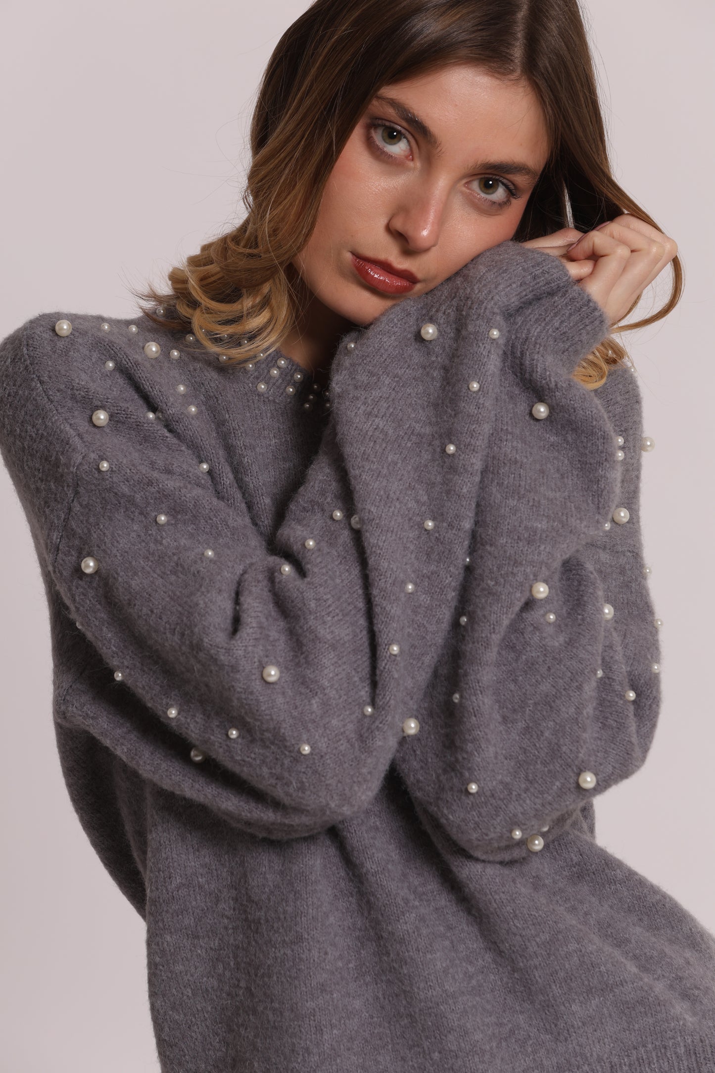 MAGLIA SCOLLO TONDO CON PERLE