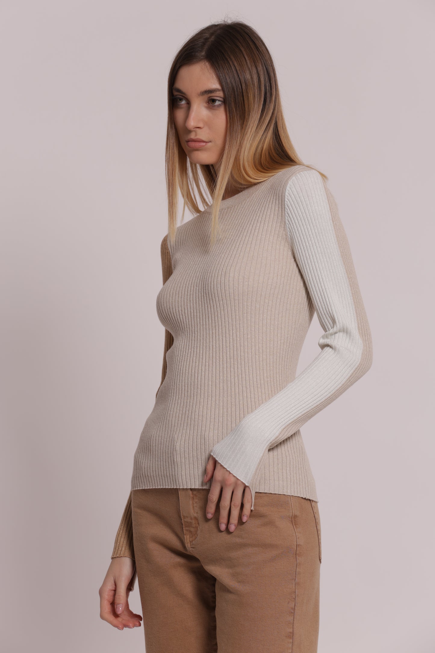MAGLIA SCOLLO CON MANICHE BICOLOR