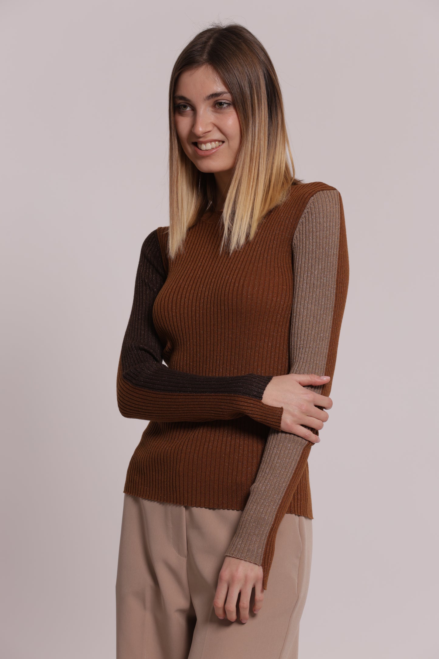 MAGLIA SCOLLO CON MANICHE BICOLOR