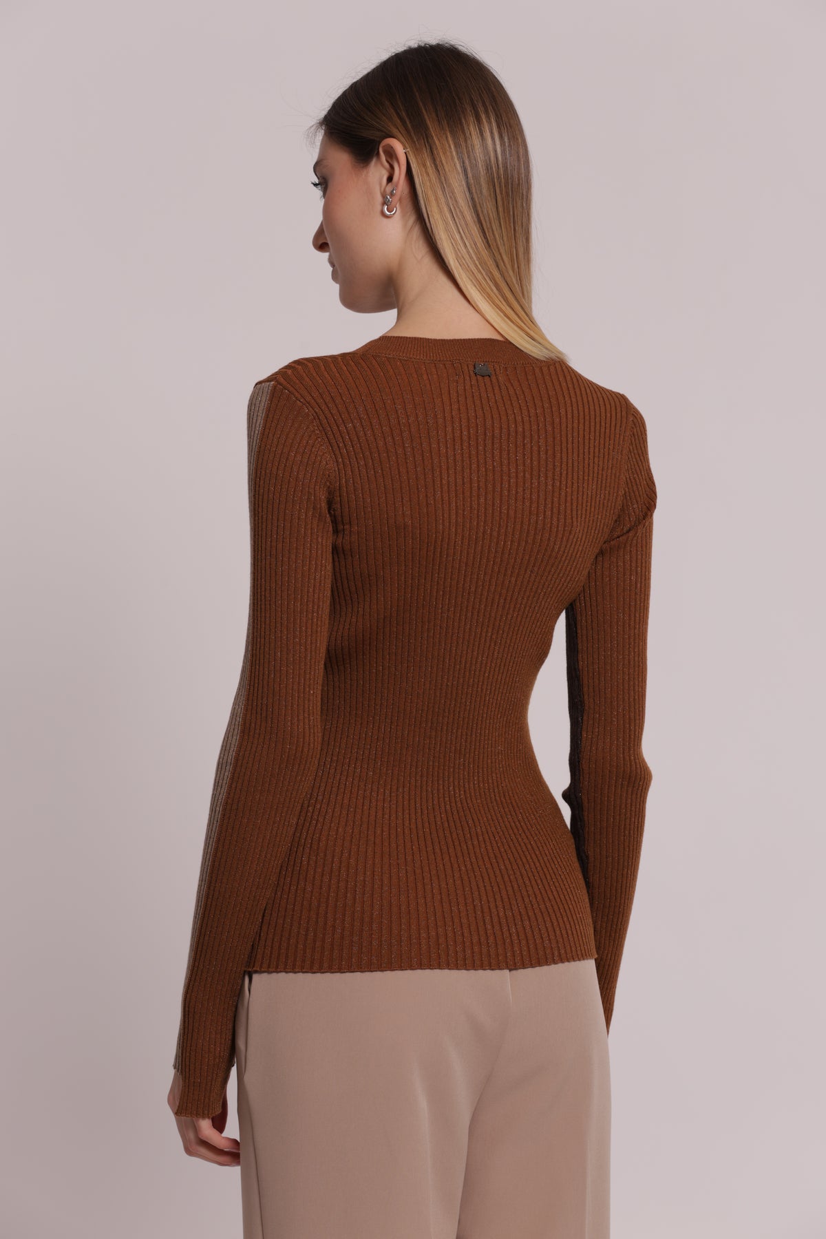 MAGLIA SCOLLO CON MANICHE BICOLOR