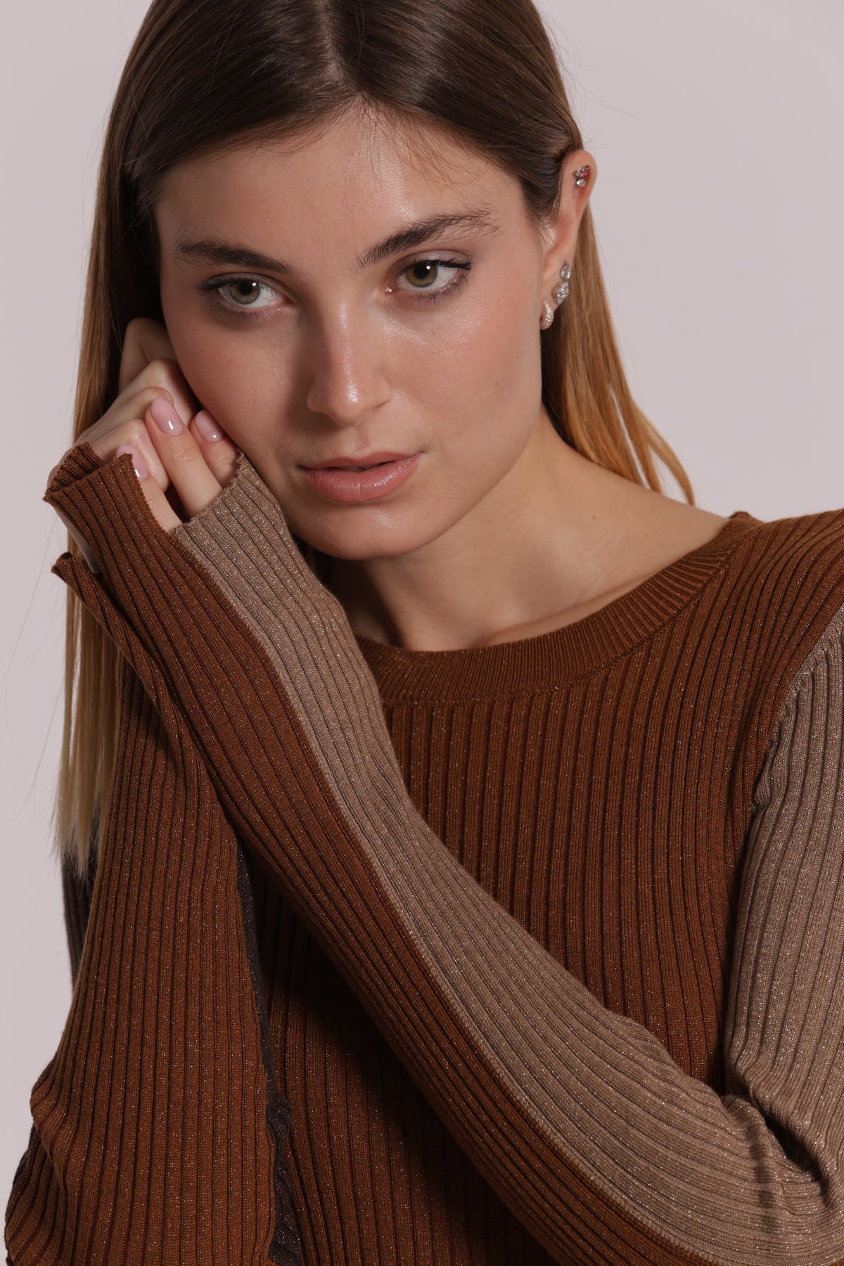 MAGLIA SCOLLO CON MANICHE BICOLOR