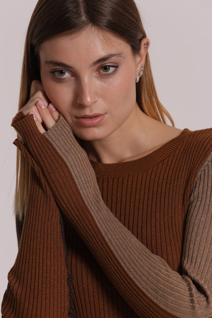 MAGLIA SCOLLO CON MANICHE BICOLOR