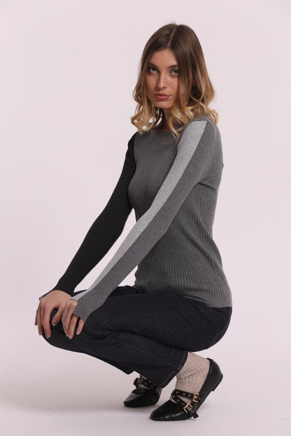 MAGLIA SCOLLO CON MANICHE BICOLOR