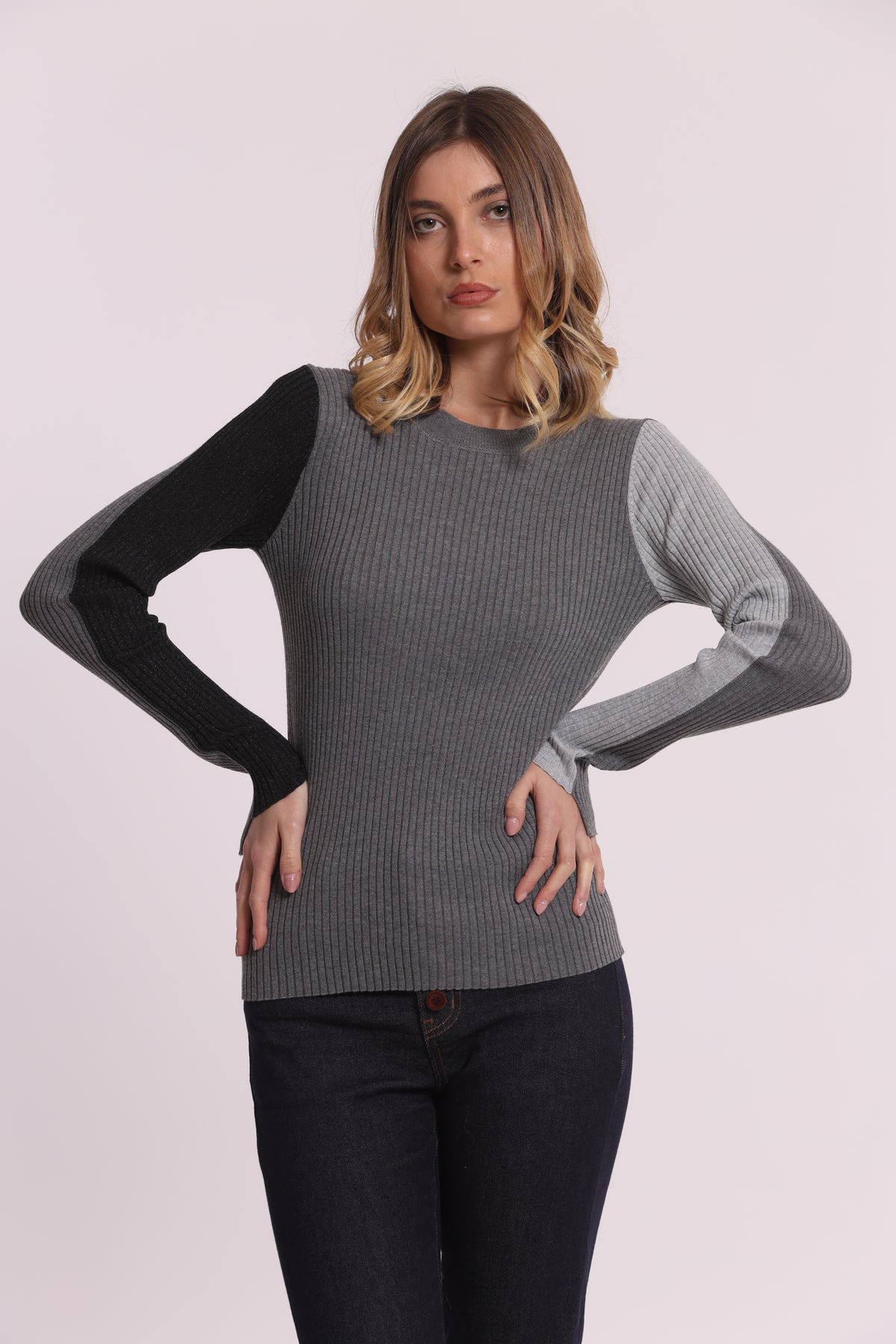 MAGLIA SCOLLO CON MANICHE BICOLOR