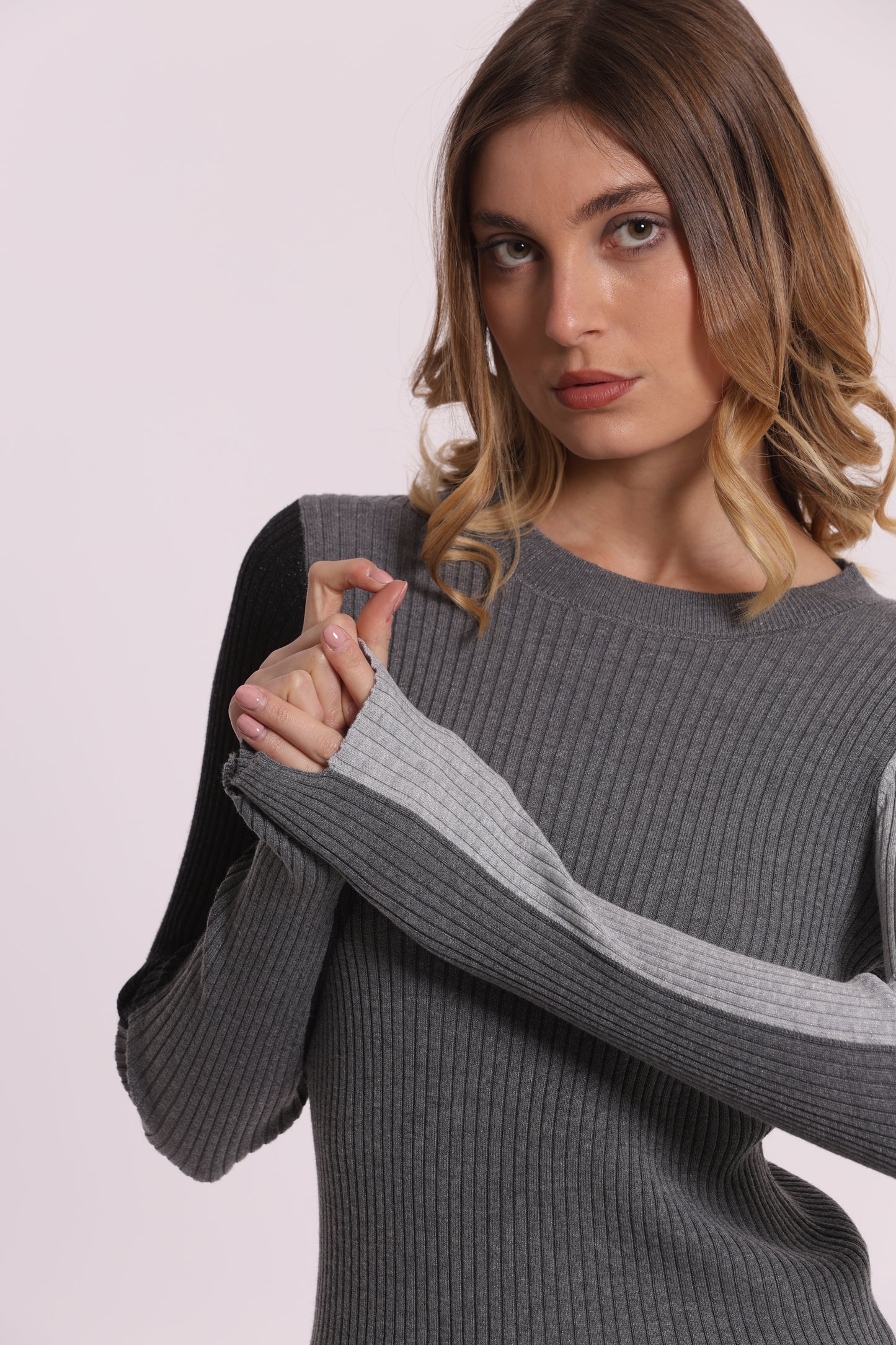 MAGLIA SCOLLO CON MANICHE BICOLOR