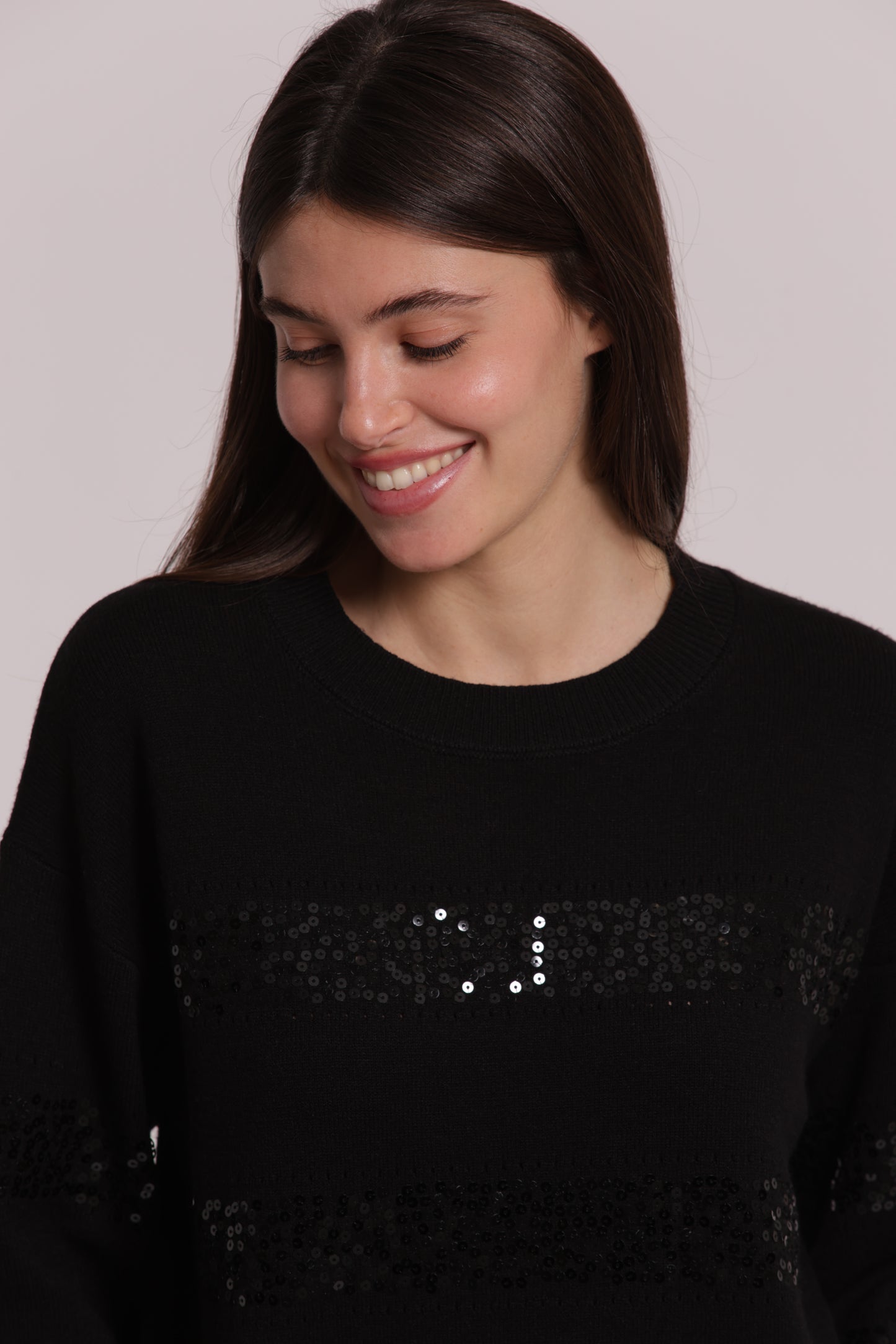 MAGLIA SCOLLO TONDO CON RIGHE IN PAILLETTES