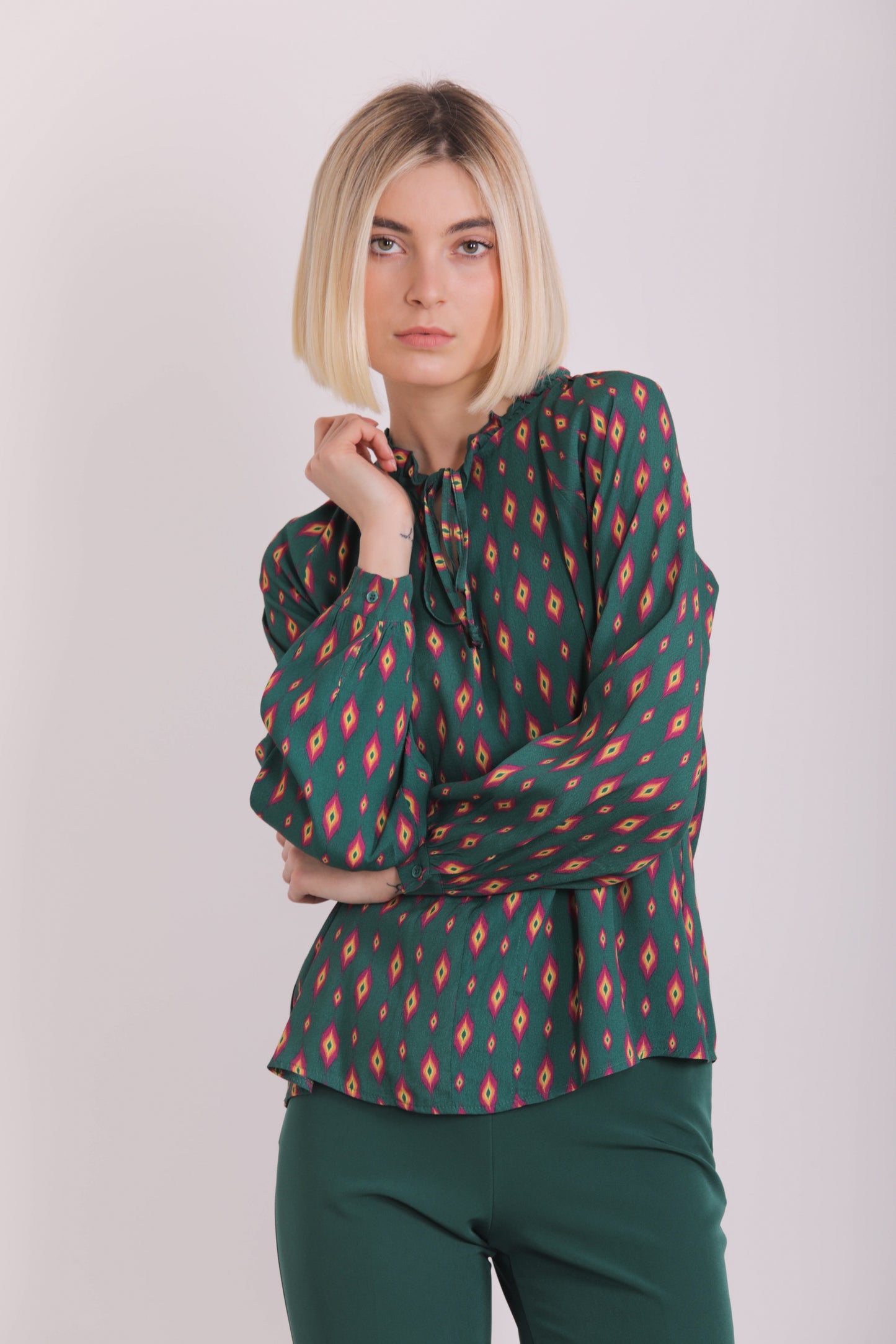 BLUSA CON ROUCHES FANTASIA ROMBI STILIZZATI