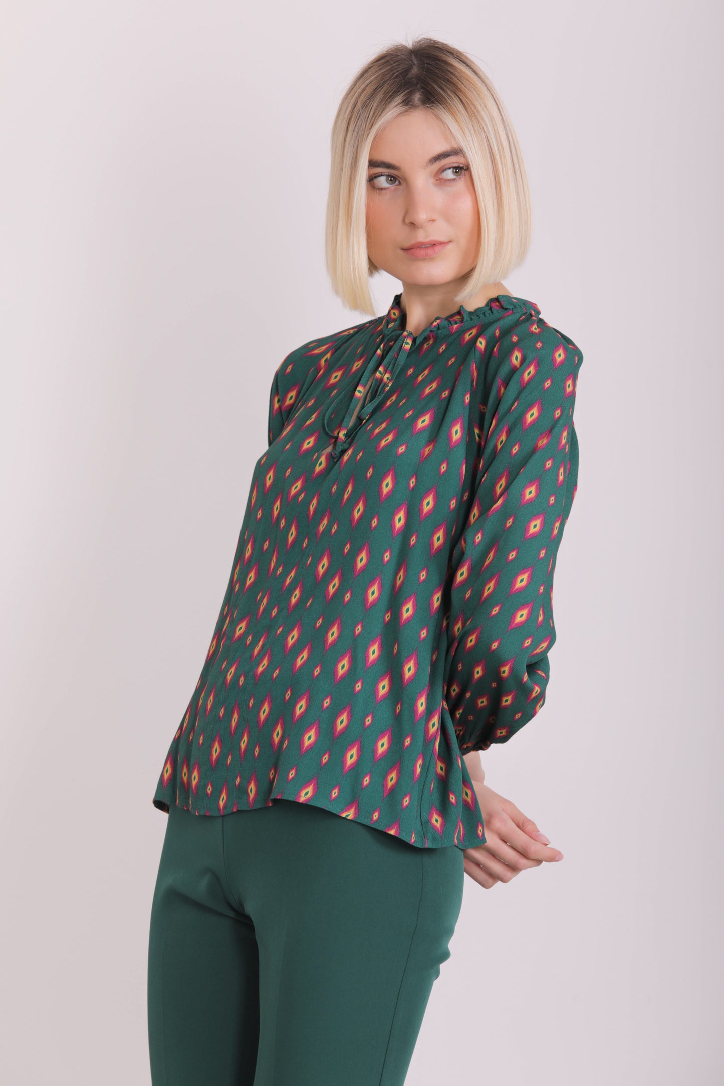 BLUSA CON ROUCHES FANTASIA ROMBI STILIZZATI