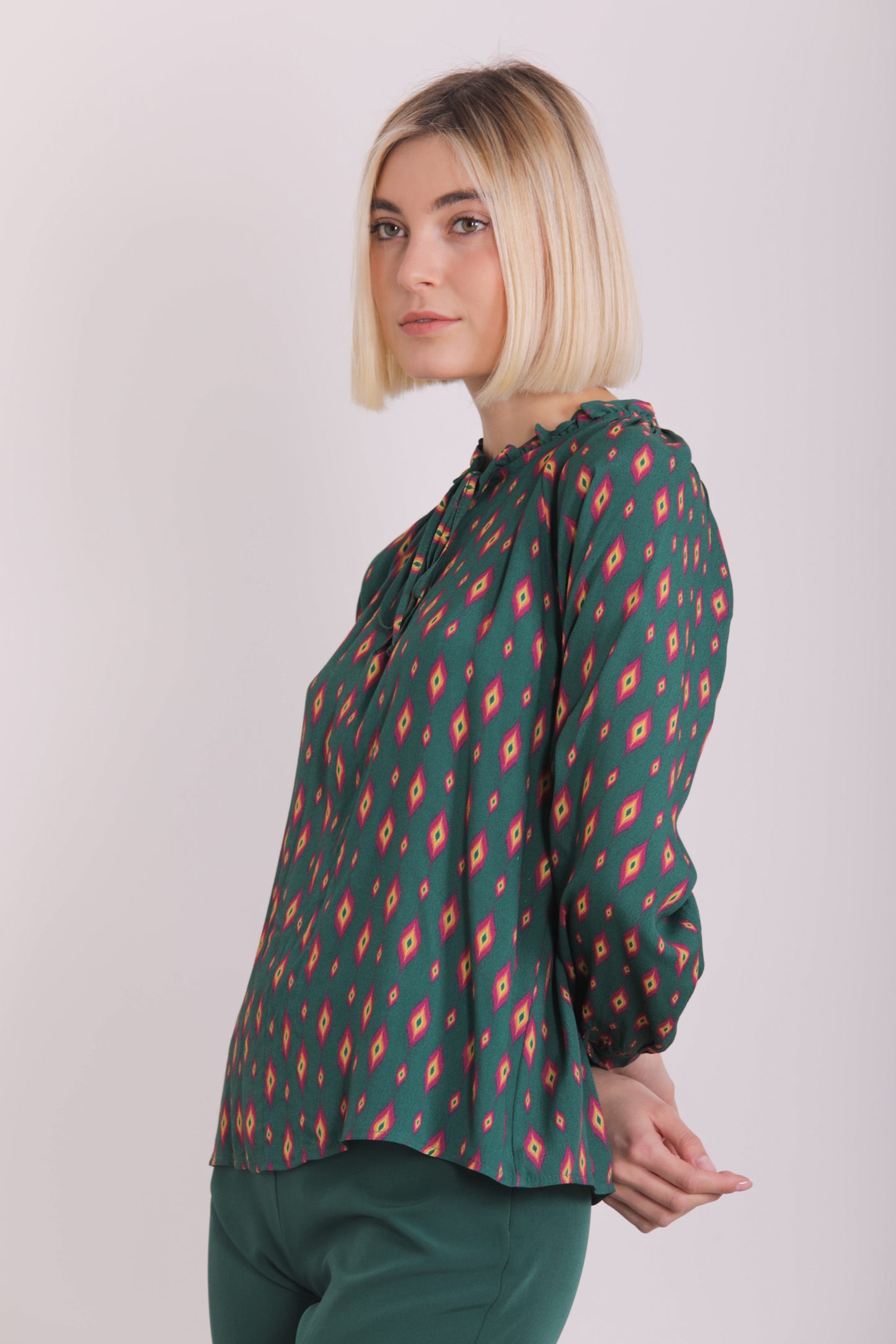 BLUSA CON ROUCHES FANTASIA ROMBI STILIZZATI