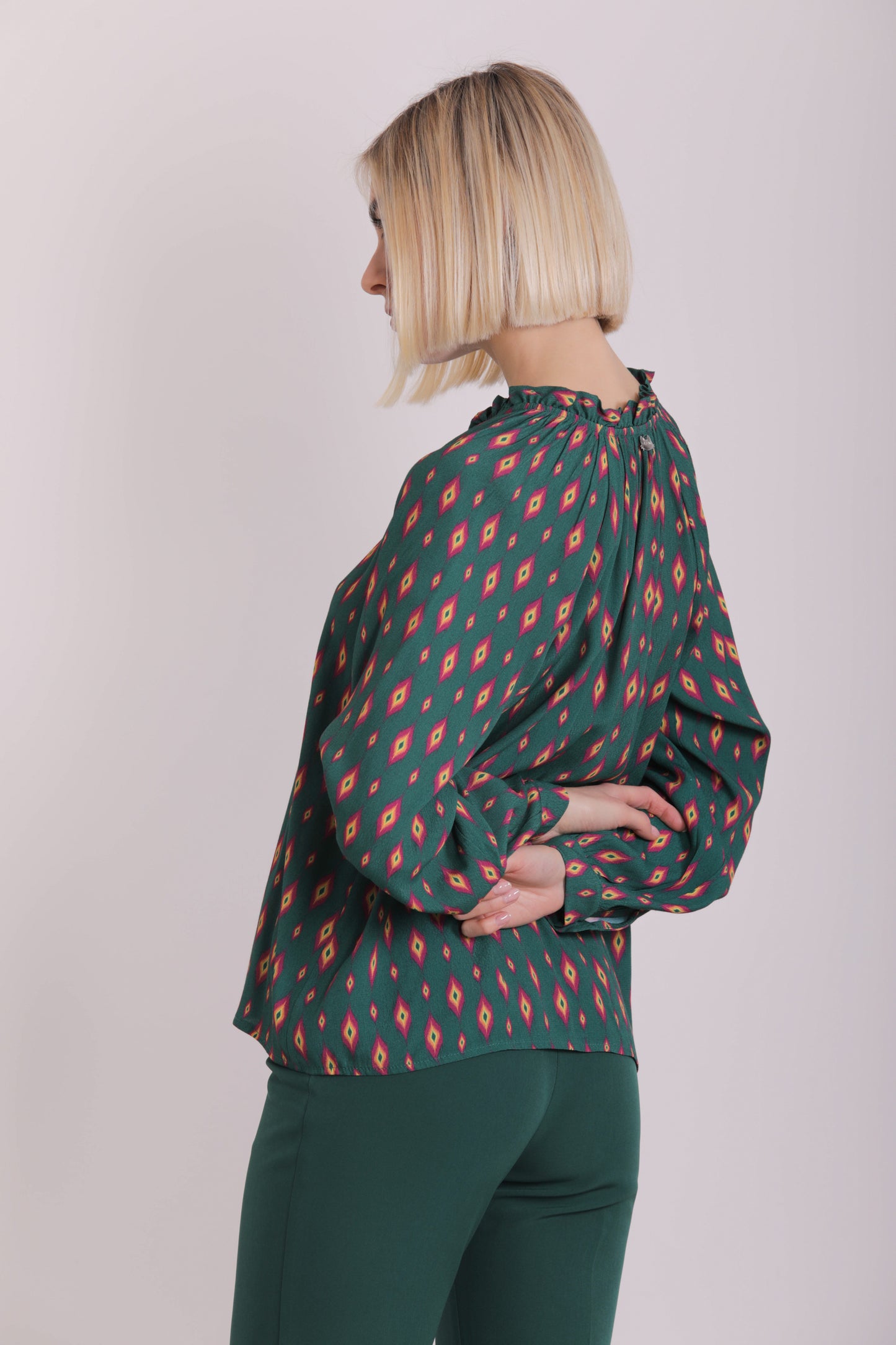 BLUSA CON ROUCHES FANTASIA ROMBI STILIZZATI