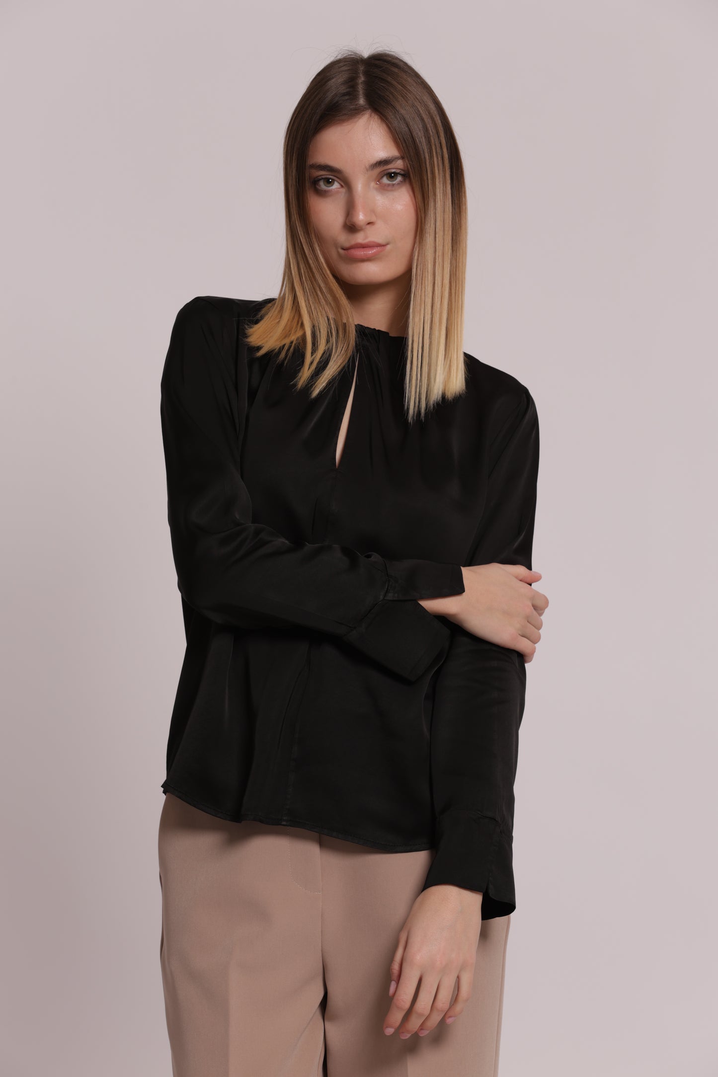 BLUSA SCOLLO TONDO IN RASO DI VISCOSA