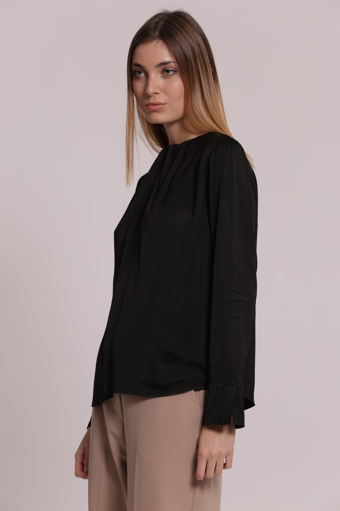 BLUSA SCOLLO TONDO IN RASO DI VISCOSA