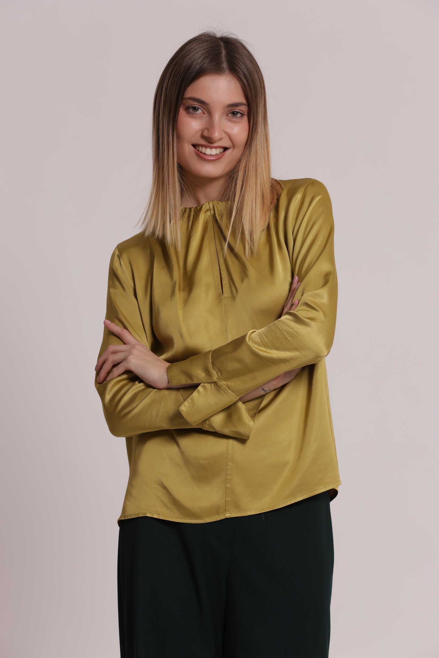 BLUSA SCOLLO TONDO IN RASO DI VISCOSA