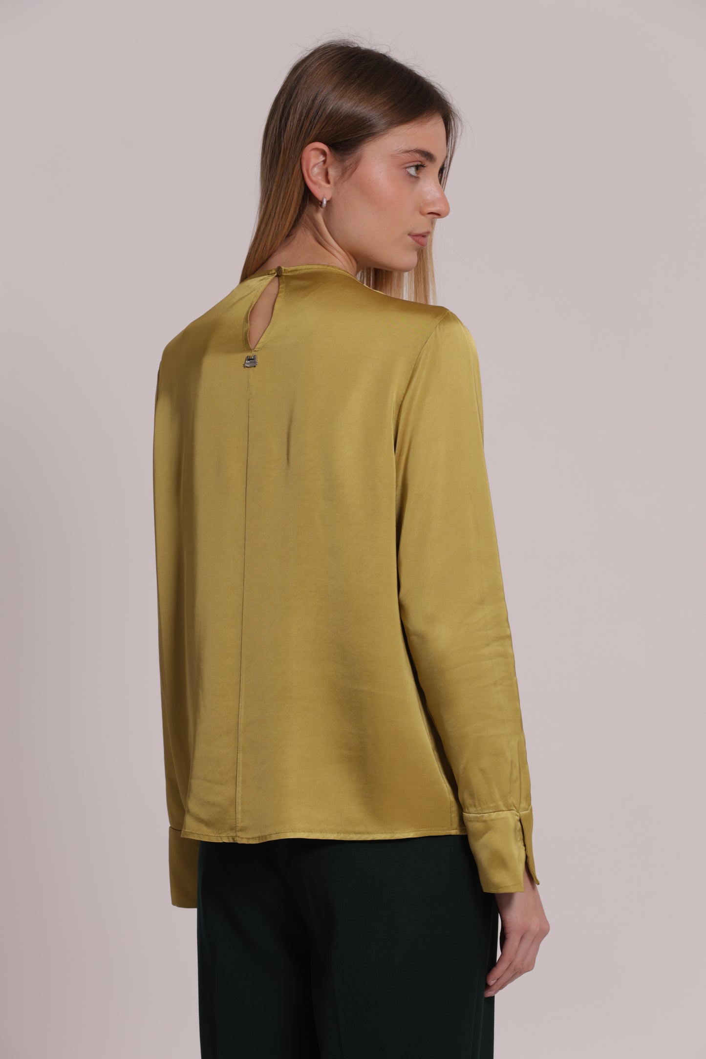 BLUSA SCOLLO TONDO IN RASO DI VISCOSA