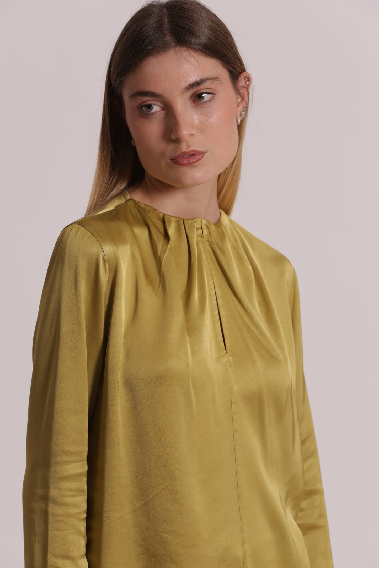 BLUSA SCOLLO TONDO IN RASO DI VISCOSA