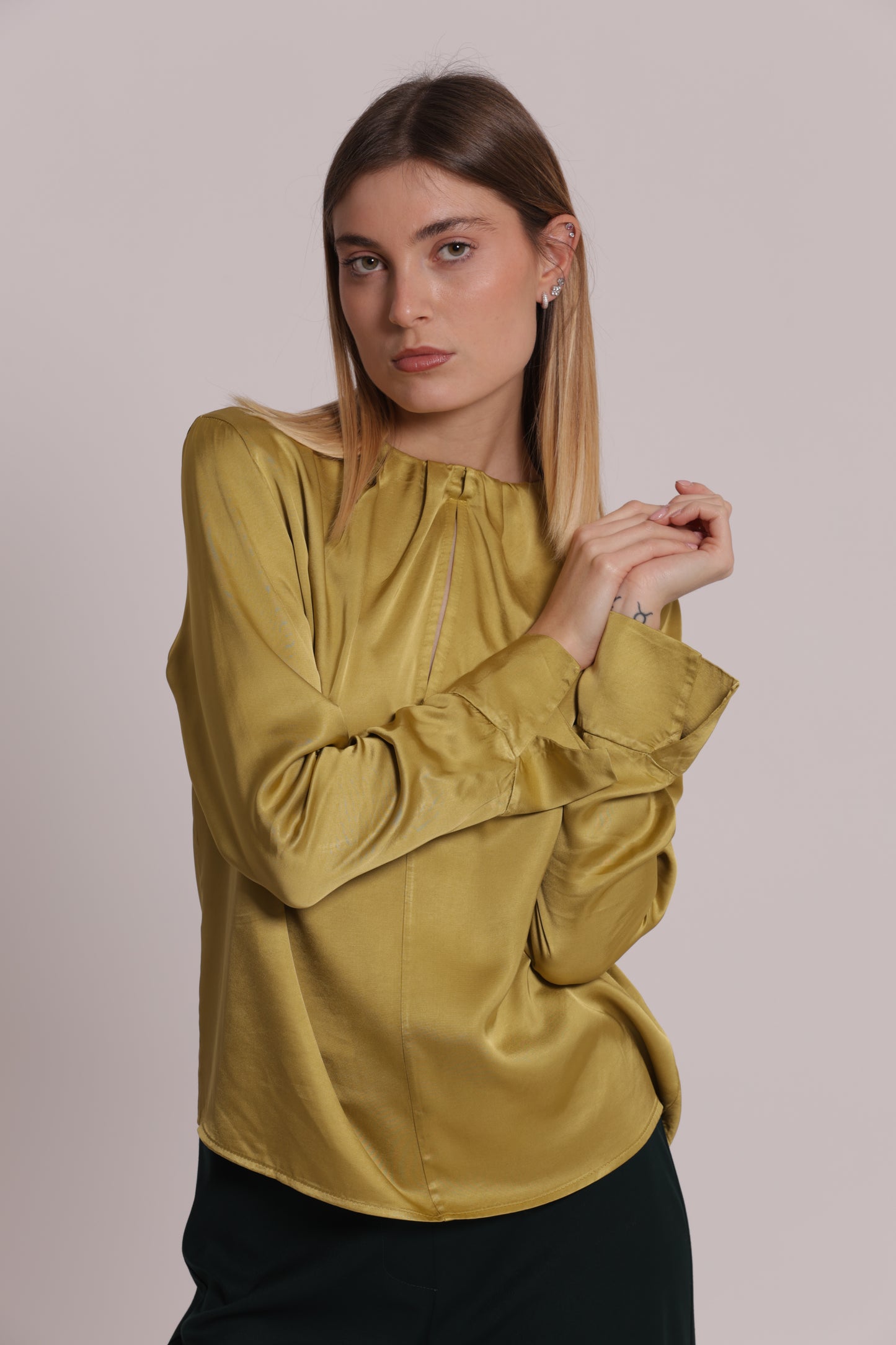 BLUSA SCOLLO TONDO IN RASO DI VISCOSA
