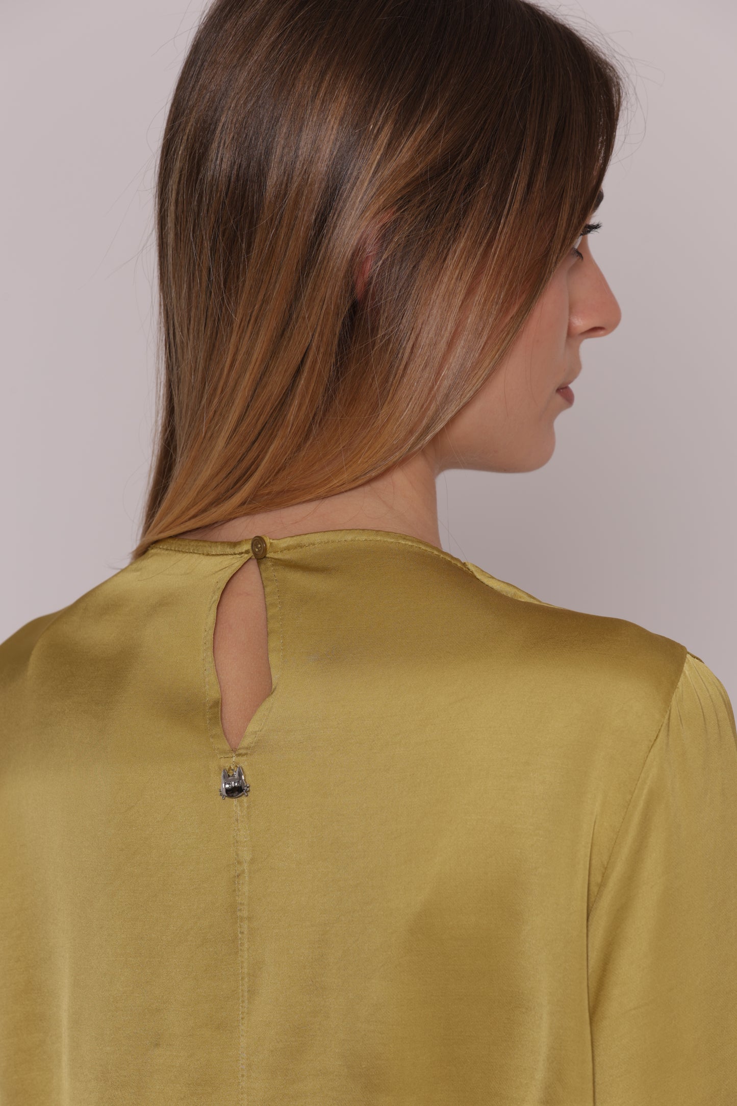 BLUSA SCOLLO TONDO IN RASO DI VISCOSA