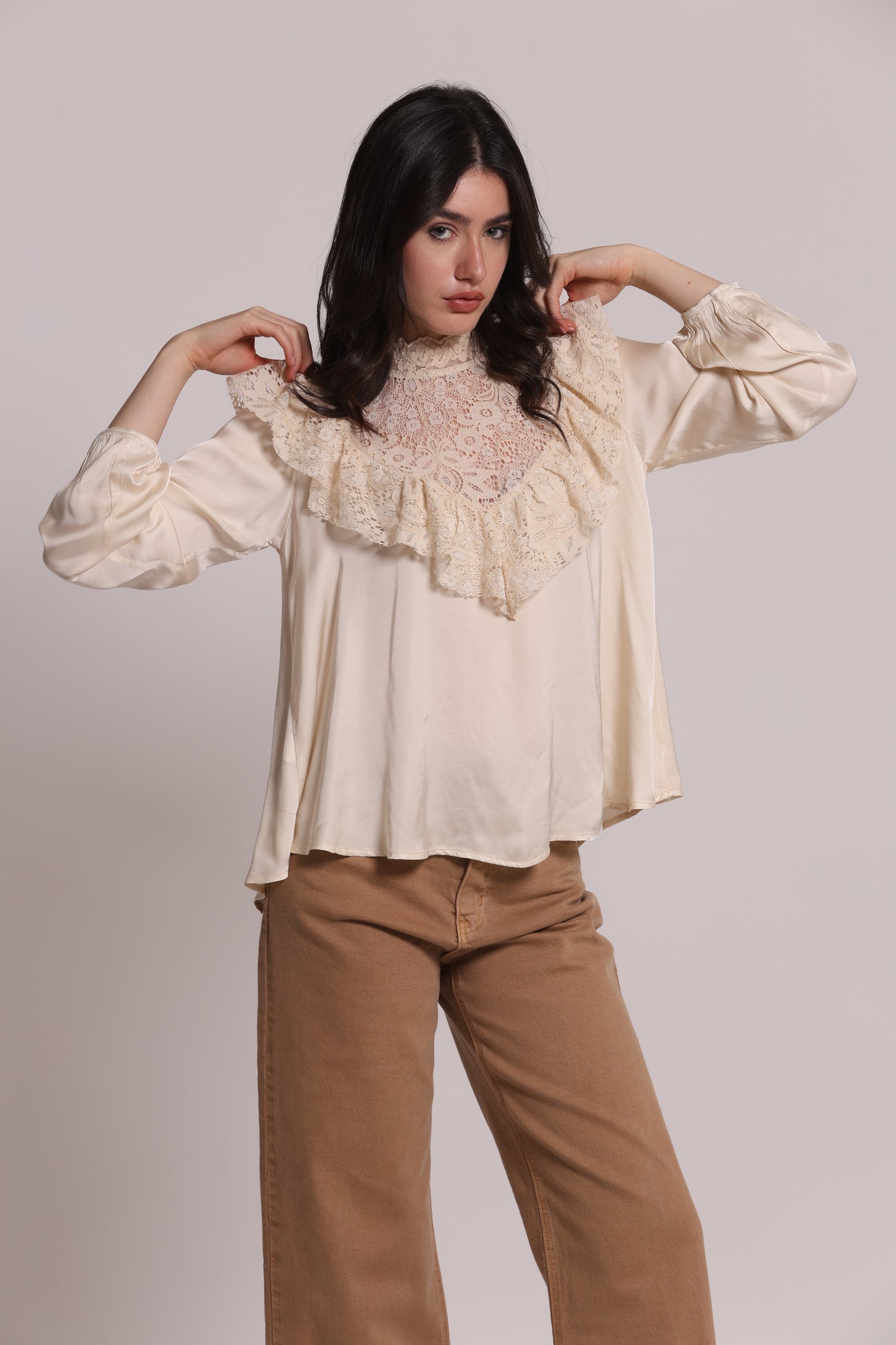 BLUSA IN RASO DI VISCOSA CON DETTAGLIO PIZZO