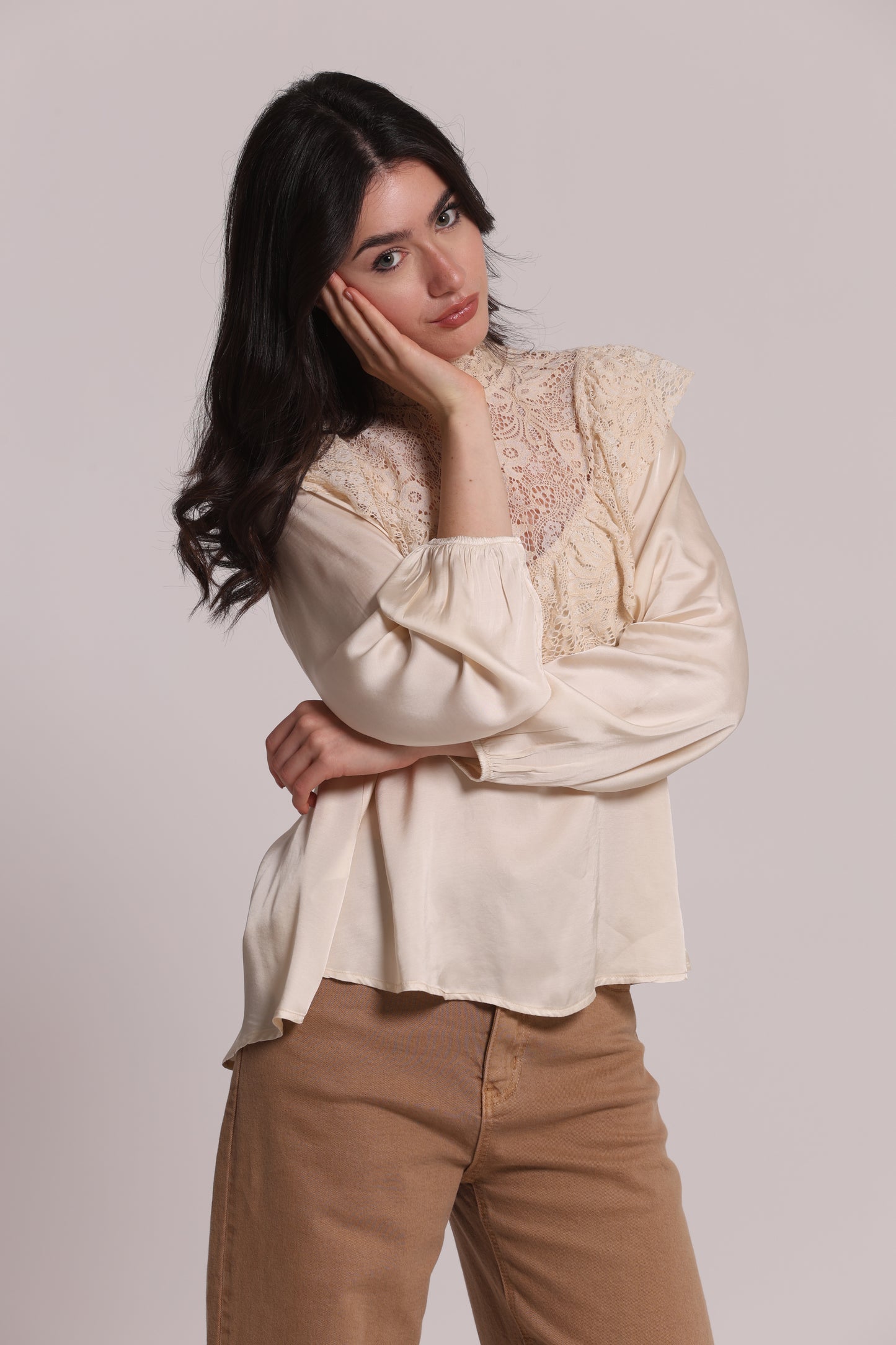 BLUSA IN RASO DI VISCOSA CON DETTAGLIO PIZZO