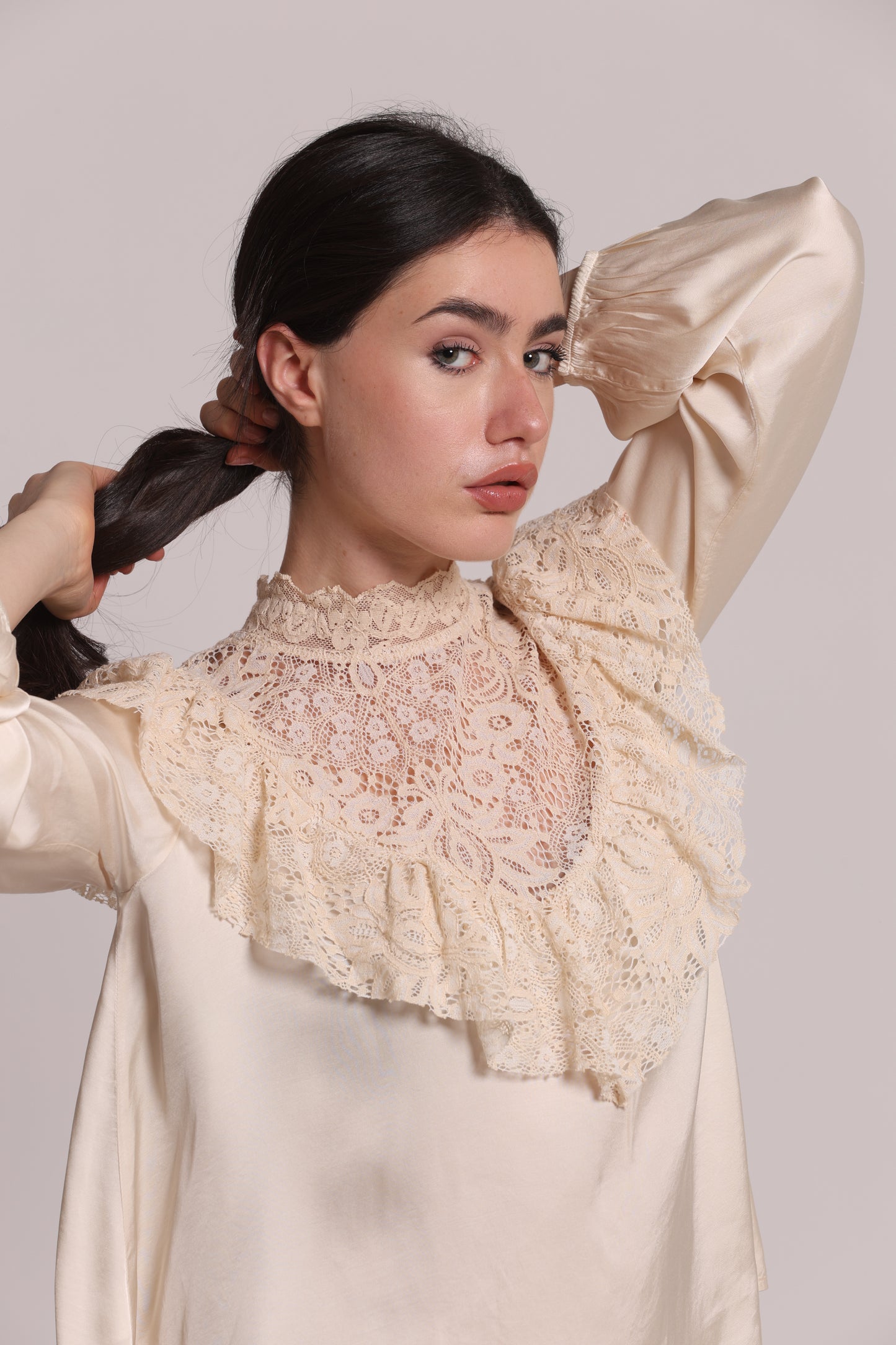 BLUSA IN RASO DI VISCOSA CON DETTAGLIO PIZZO