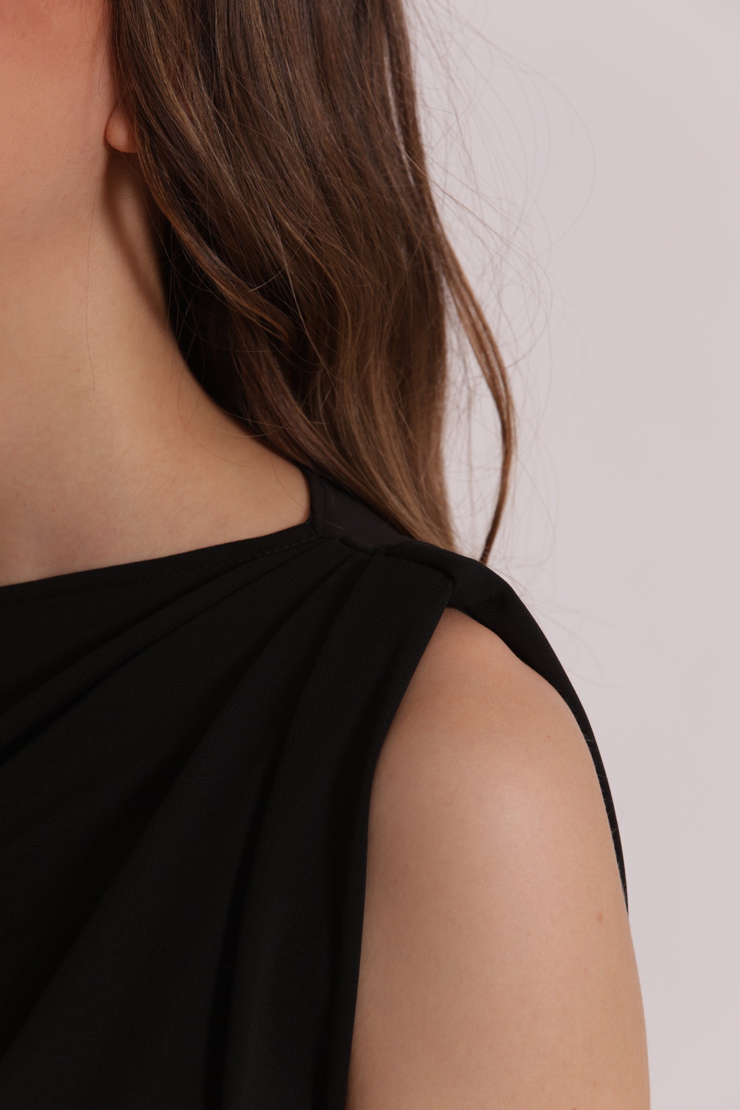 BLUSA CON SPALLA SCESA