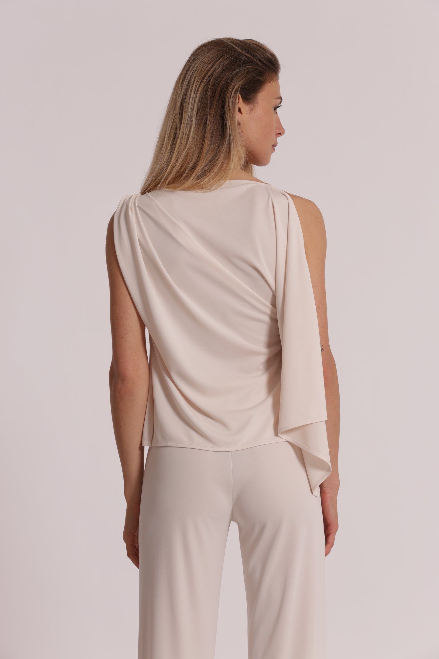 BLUSA CON SPALLA SCESA