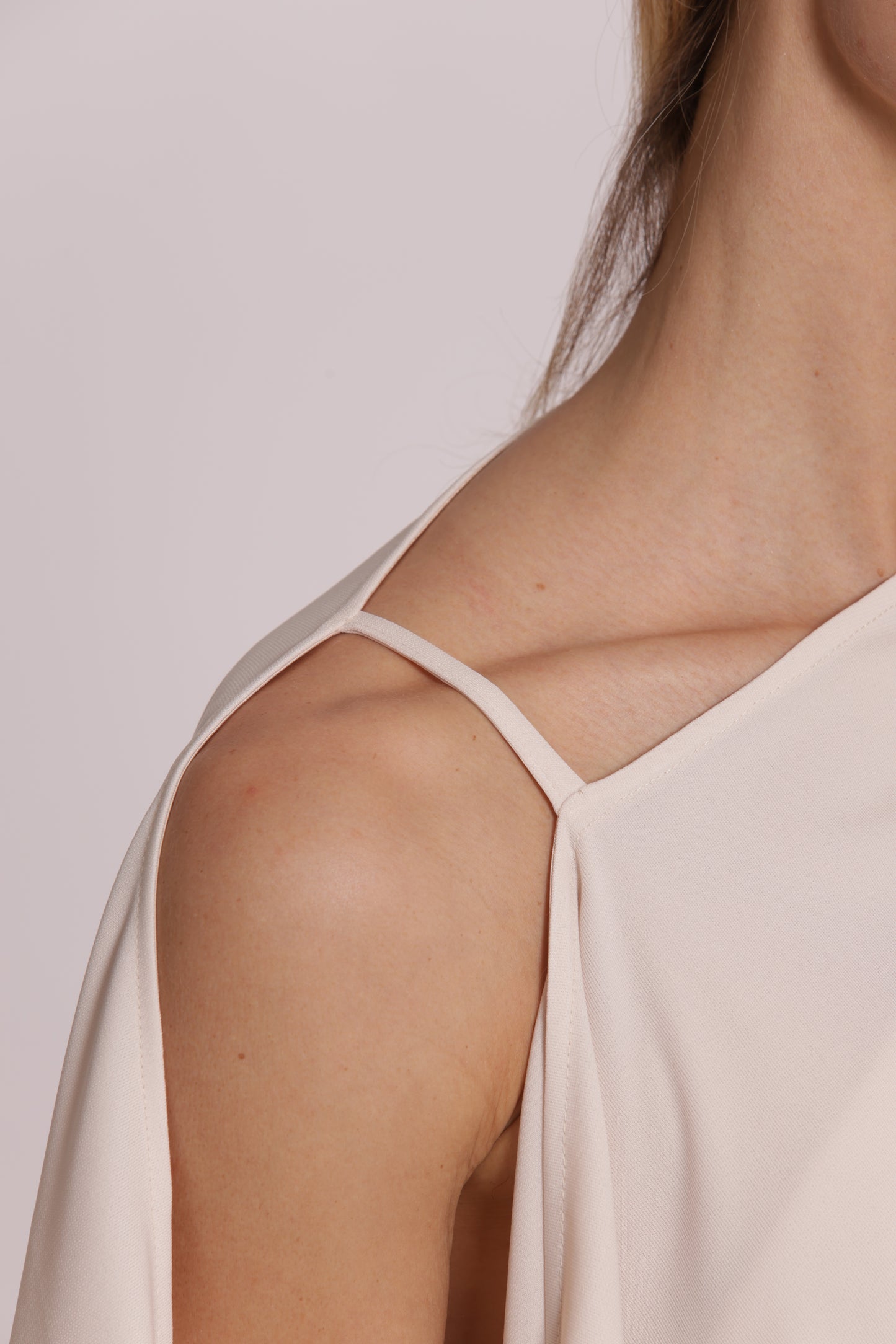 BLUSA CON SPALLA SCESA