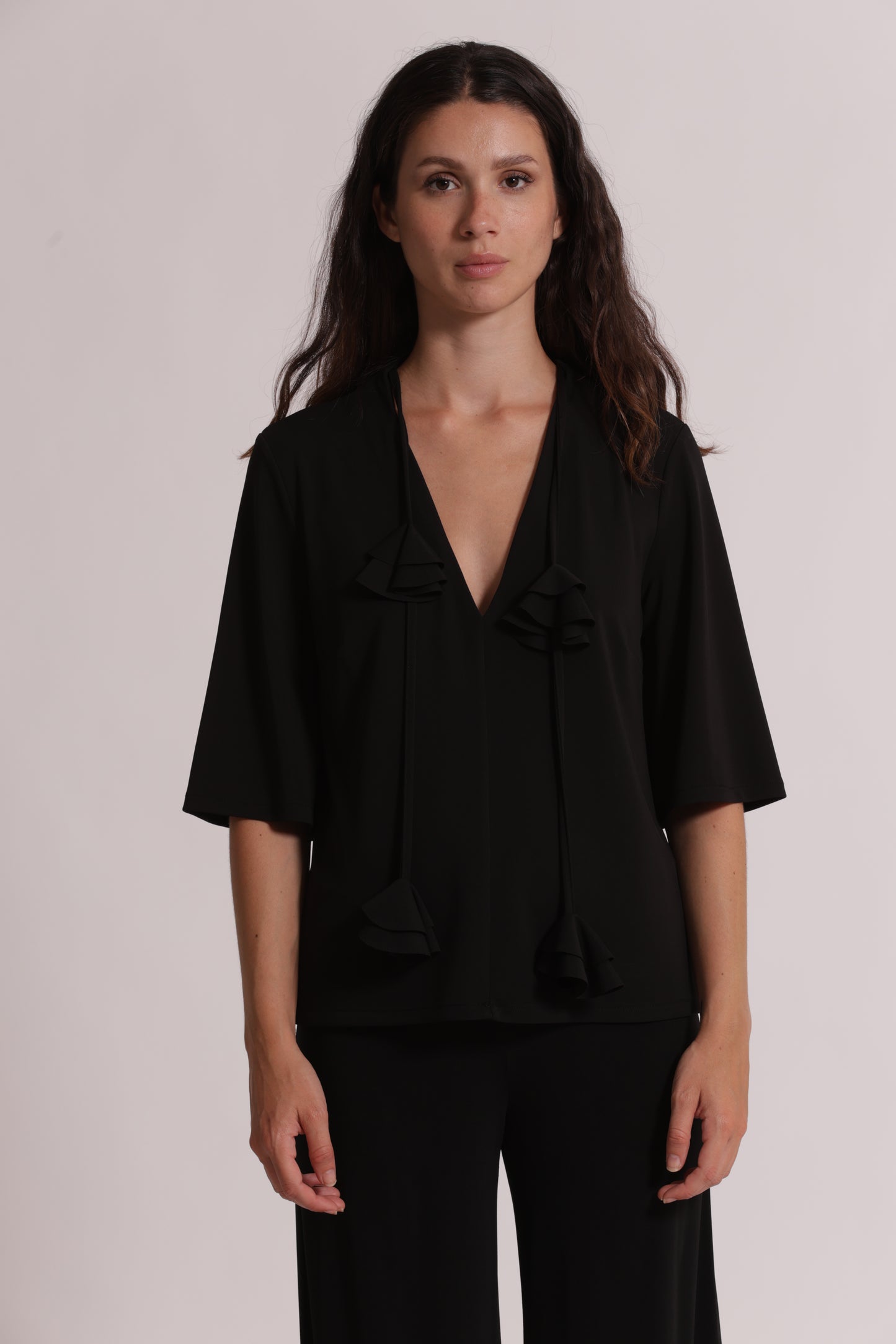 BLUSA CON SCOLLO A V E DETTAGLIO FLOREALE