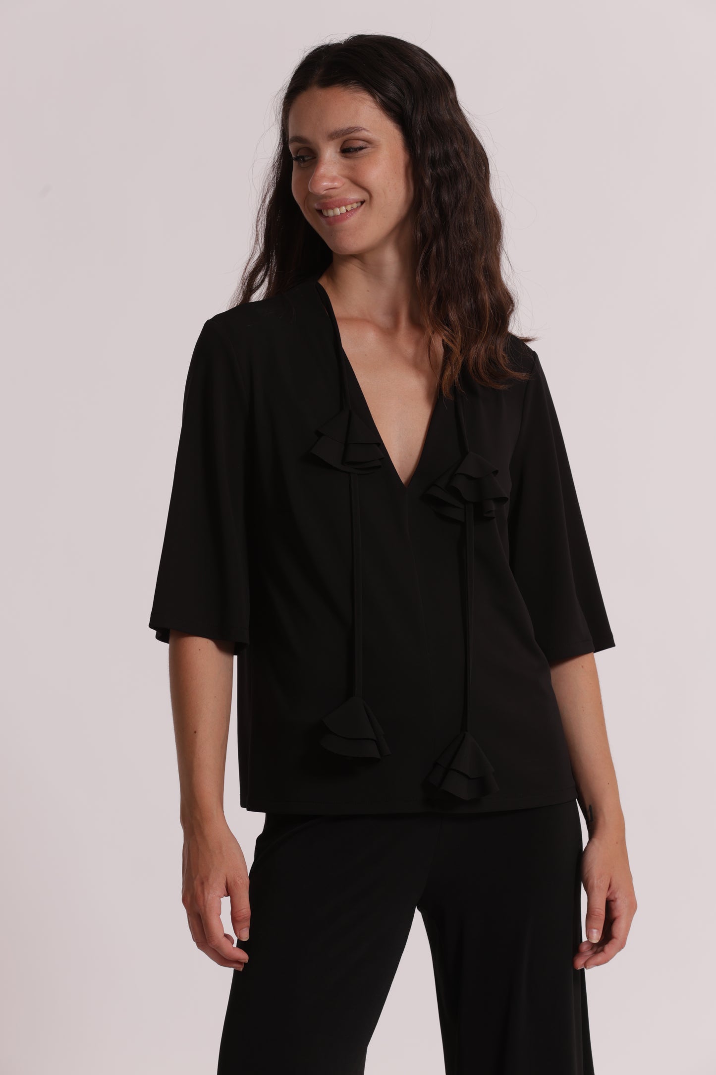 BLUSA CON SCOLLO A V E DETTAGLIO FLOREALE