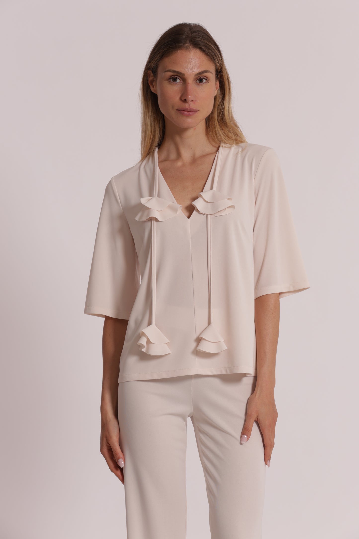 BLUSA CON SCOLLO A V E DETTAGLIO FLOREALE