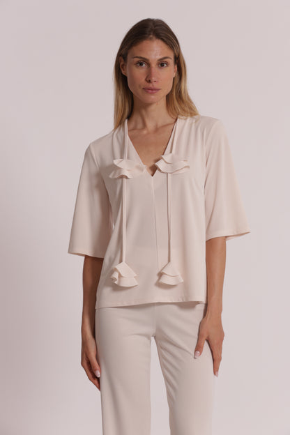 BLUSA CON SCOLLO A V E DETTAGLIO FLOREALE