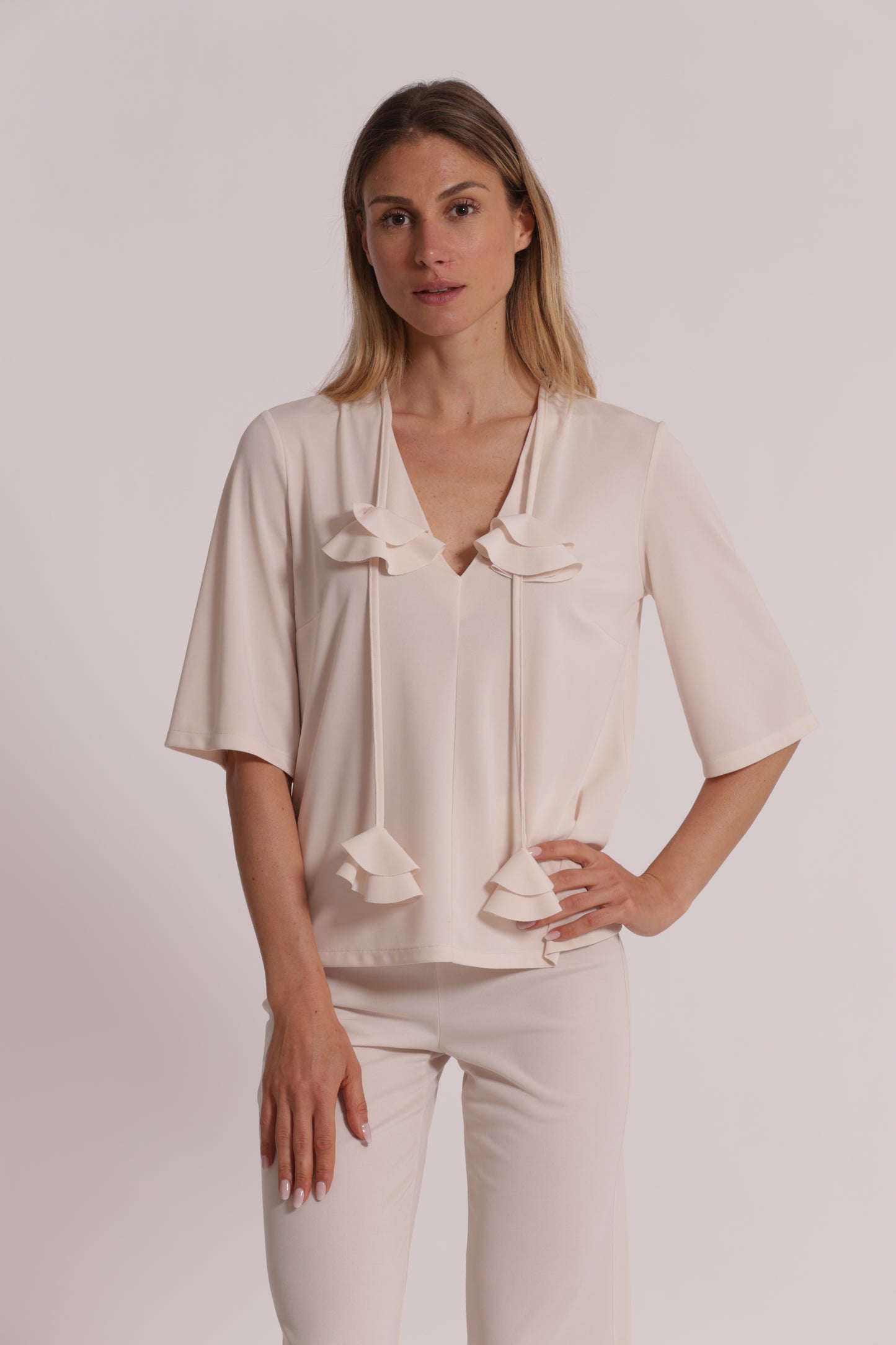 BLUSA CON SCOLLO A V E DETTAGLIO FLOREALE