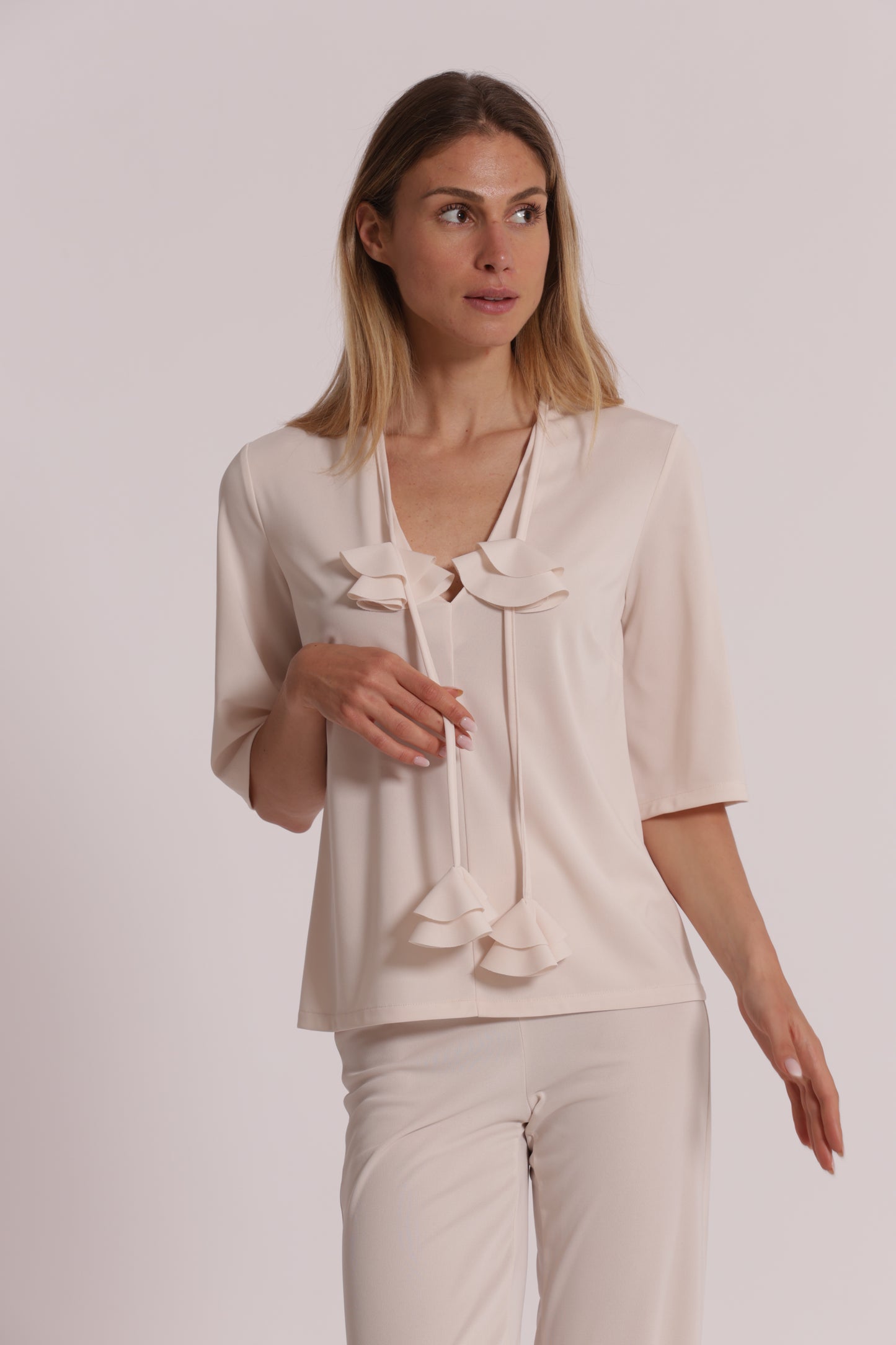 BLUSA CON SCOLLO A V E DETTAGLIO FLOREALE
