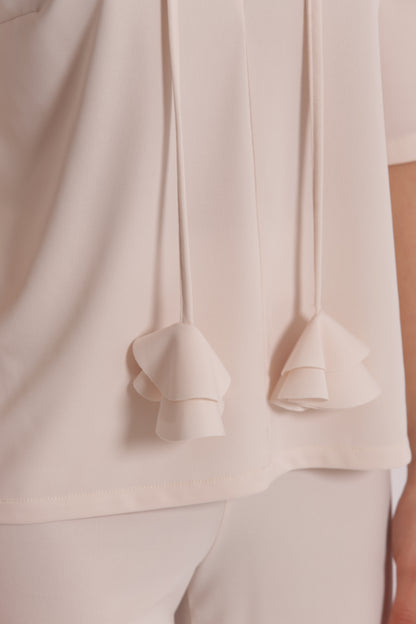 BLUSA CON SCOLLO A V E DETTAGLIO FLOREALE