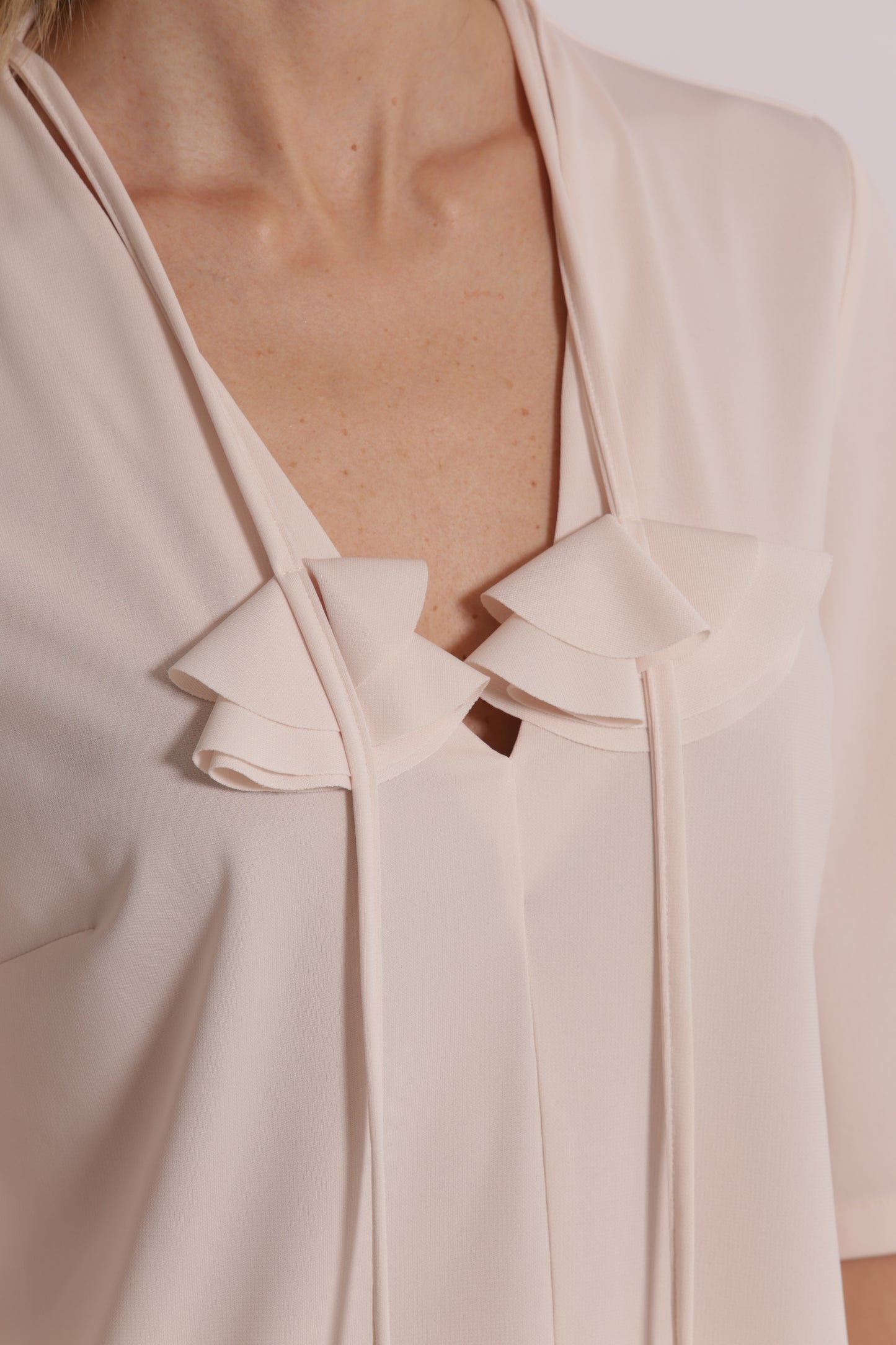 BLUSA CON SCOLLO A V E DETTAGLIO FLOREALE