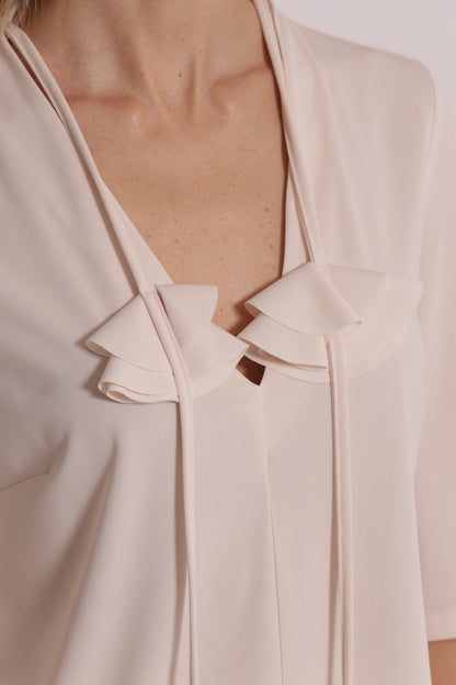 BLUSA CON SCOLLO A V E DETTAGLIO FLOREALE