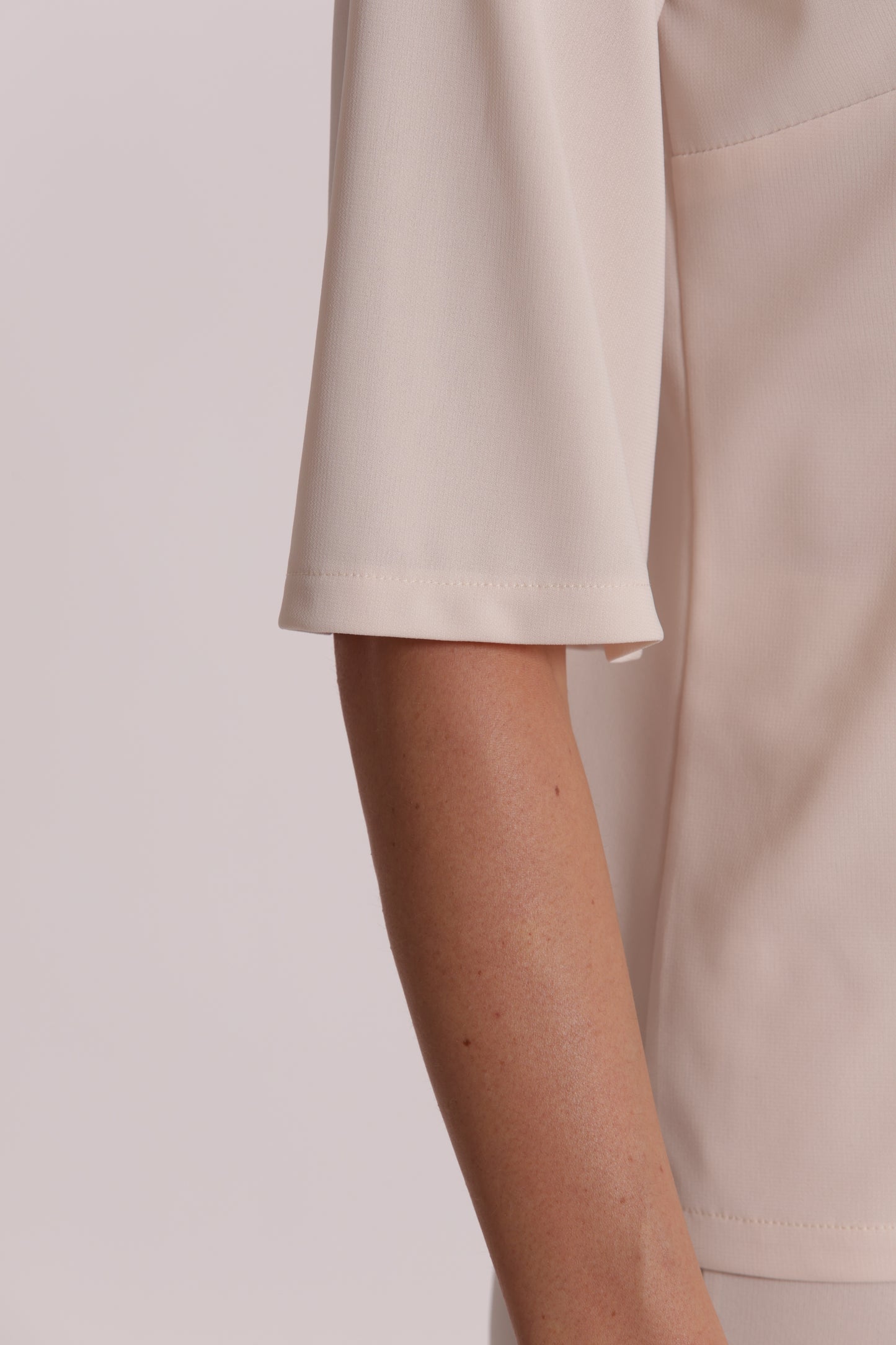 BLUSA CON SCOLLO A V E DETTAGLIO FLOREALE