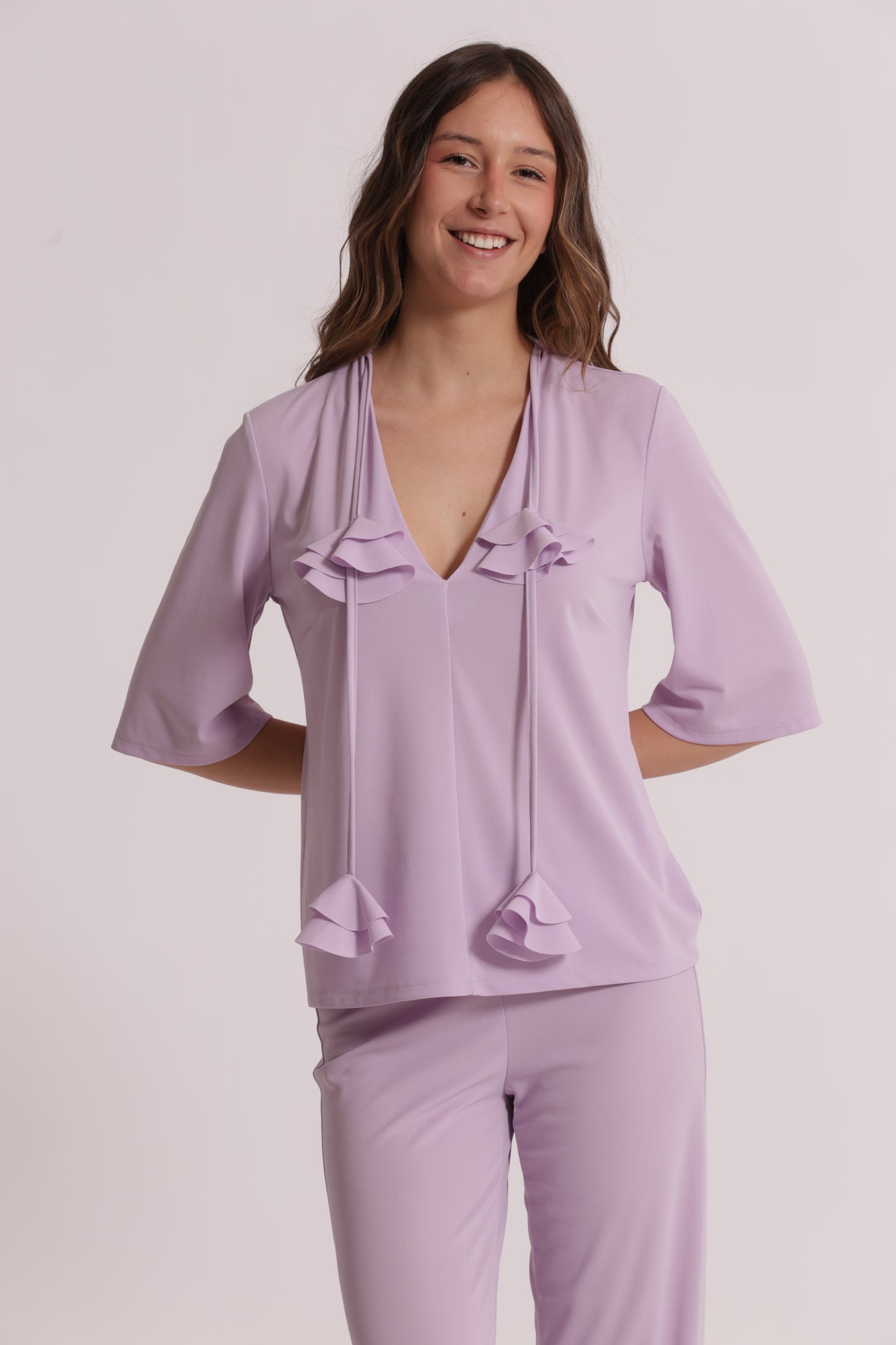 BLUSA CON SCOLLO A V E DETTAGLIO FLOREALE