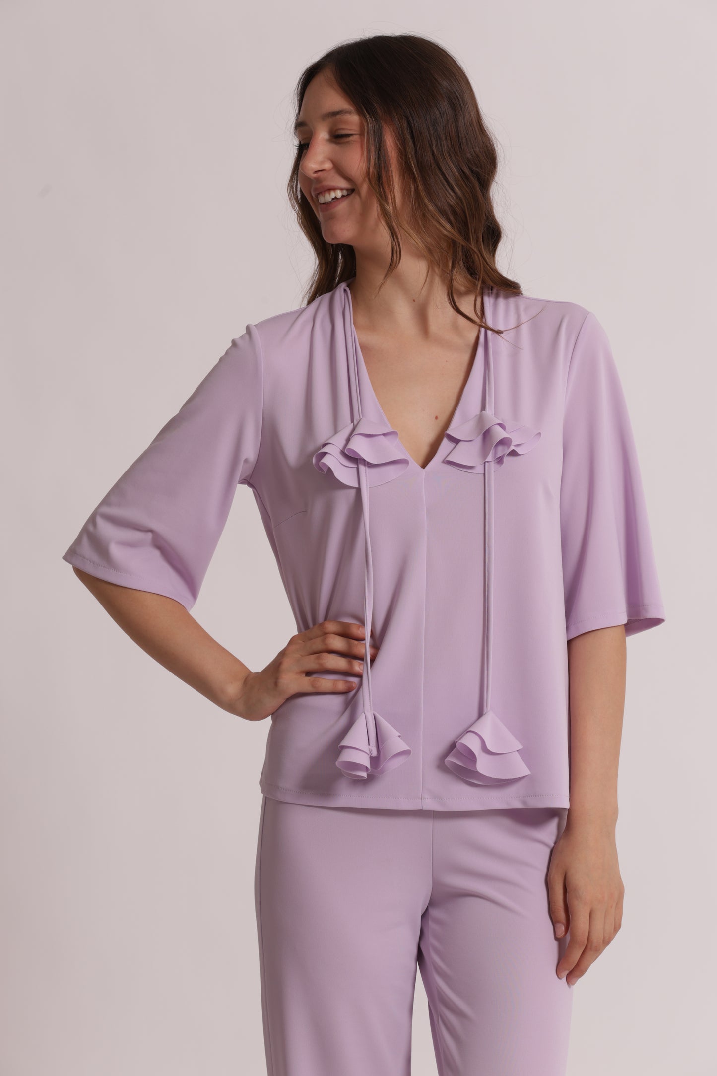 BLUSA CON SCOLLO A V E DETTAGLIO FLOREALE