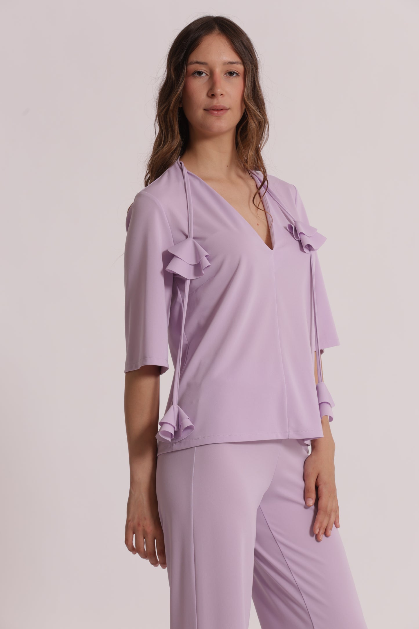 BLUSA CON SCOLLO A V E DETTAGLIO FLOREALE