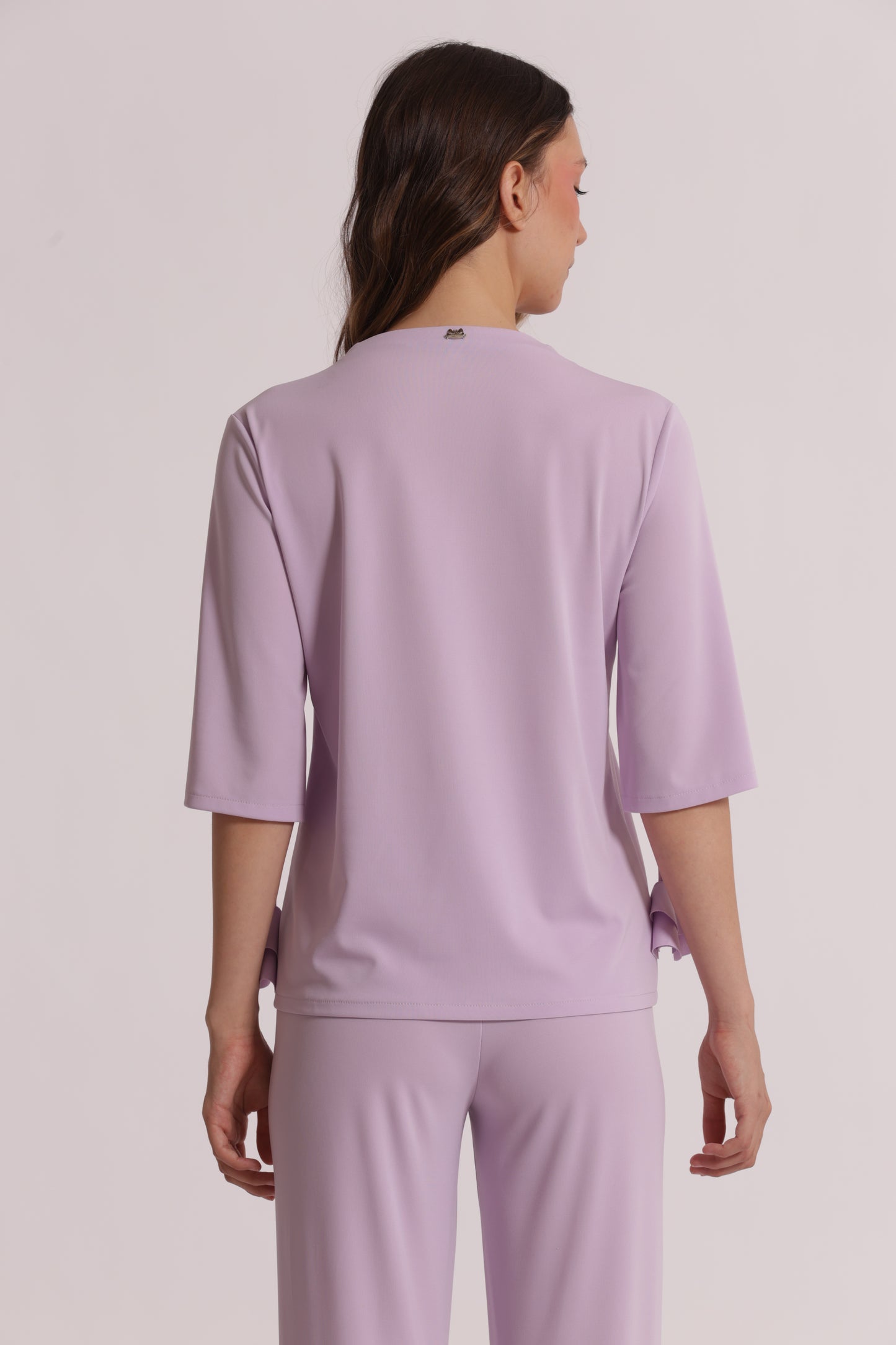 BLUSA CON SCOLLO A V E DETTAGLIO FLOREALE
