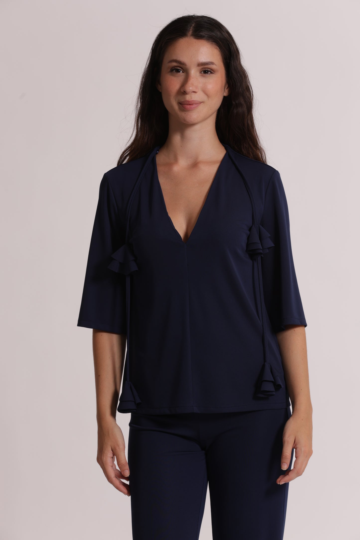 BLUSA CON SCOLLO A V E DETTAGLIO FLOREALE