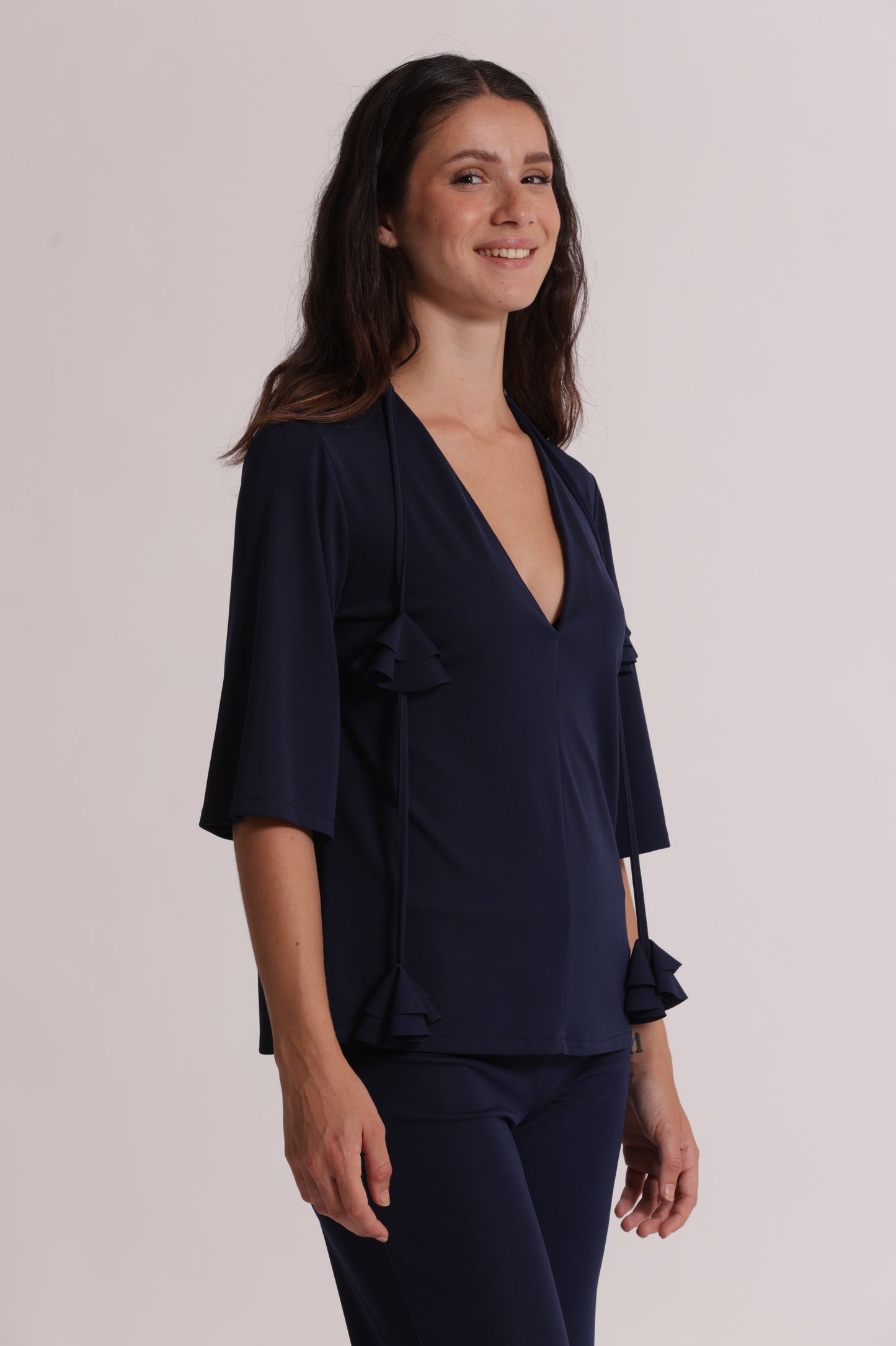 BLUSA CON SCOLLO A V E DETTAGLIO FLOREALE