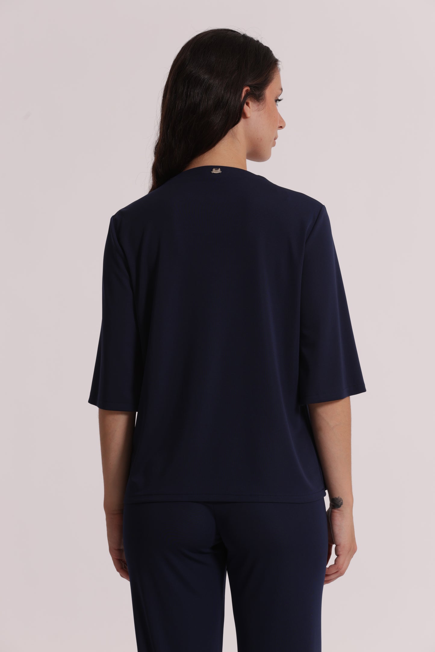 BLUSA CON SCOLLO A V E DETTAGLIO FLOREALE