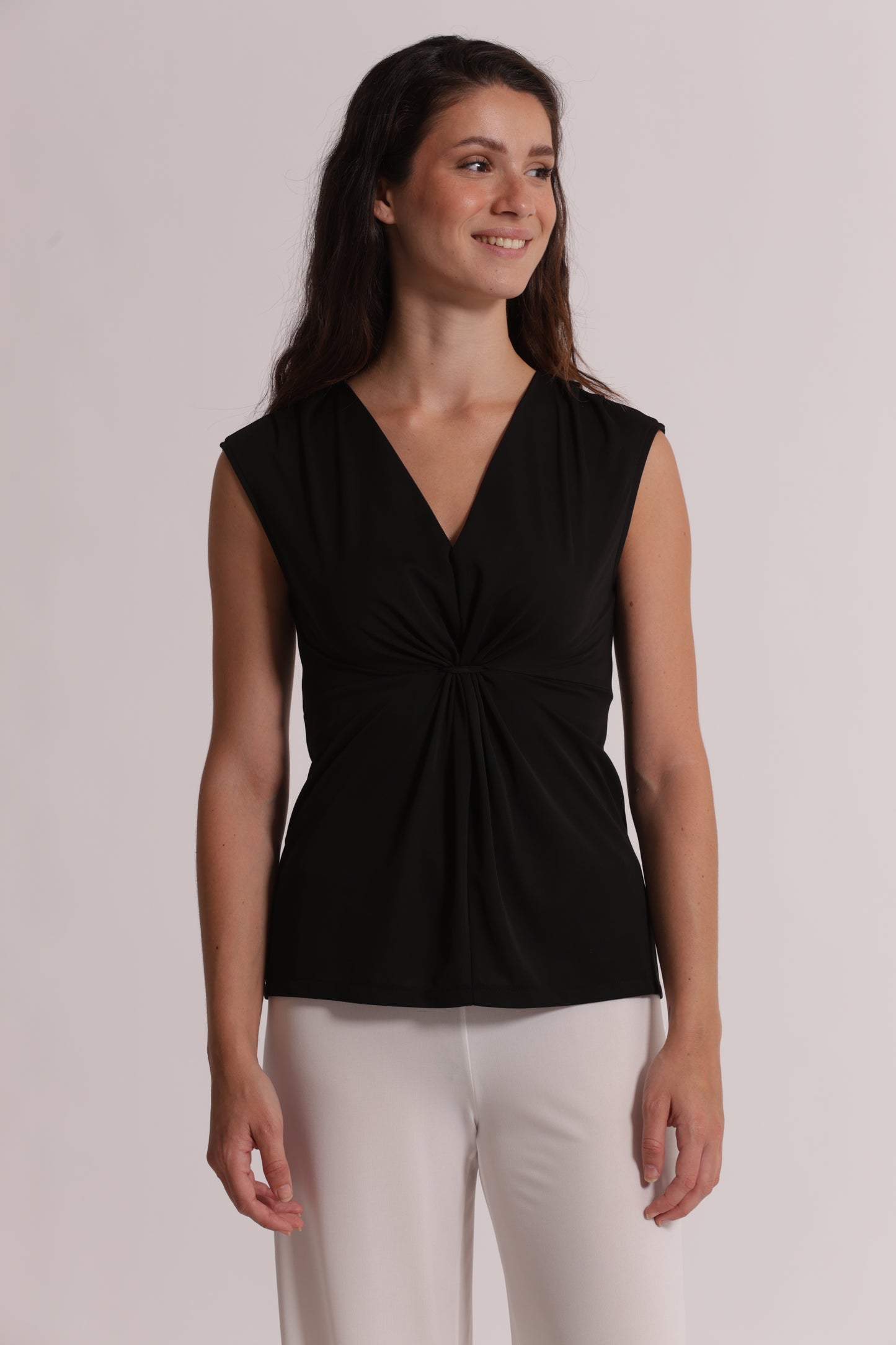 TOP SCOLLO A V CON ARRICCIATURA FRONTALE