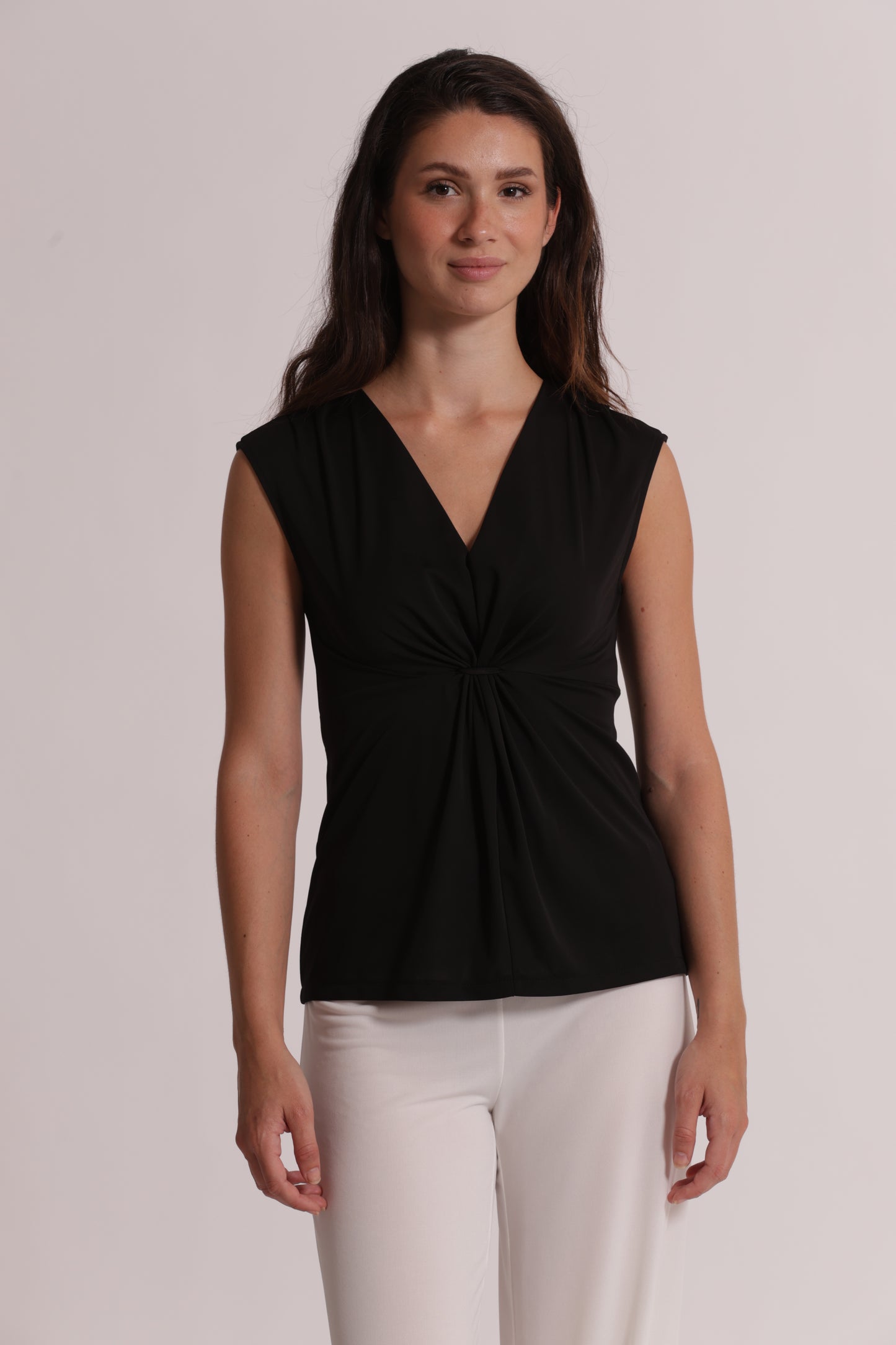 TOP SCOLLO A V CON ARRICCIATURA FRONTALE